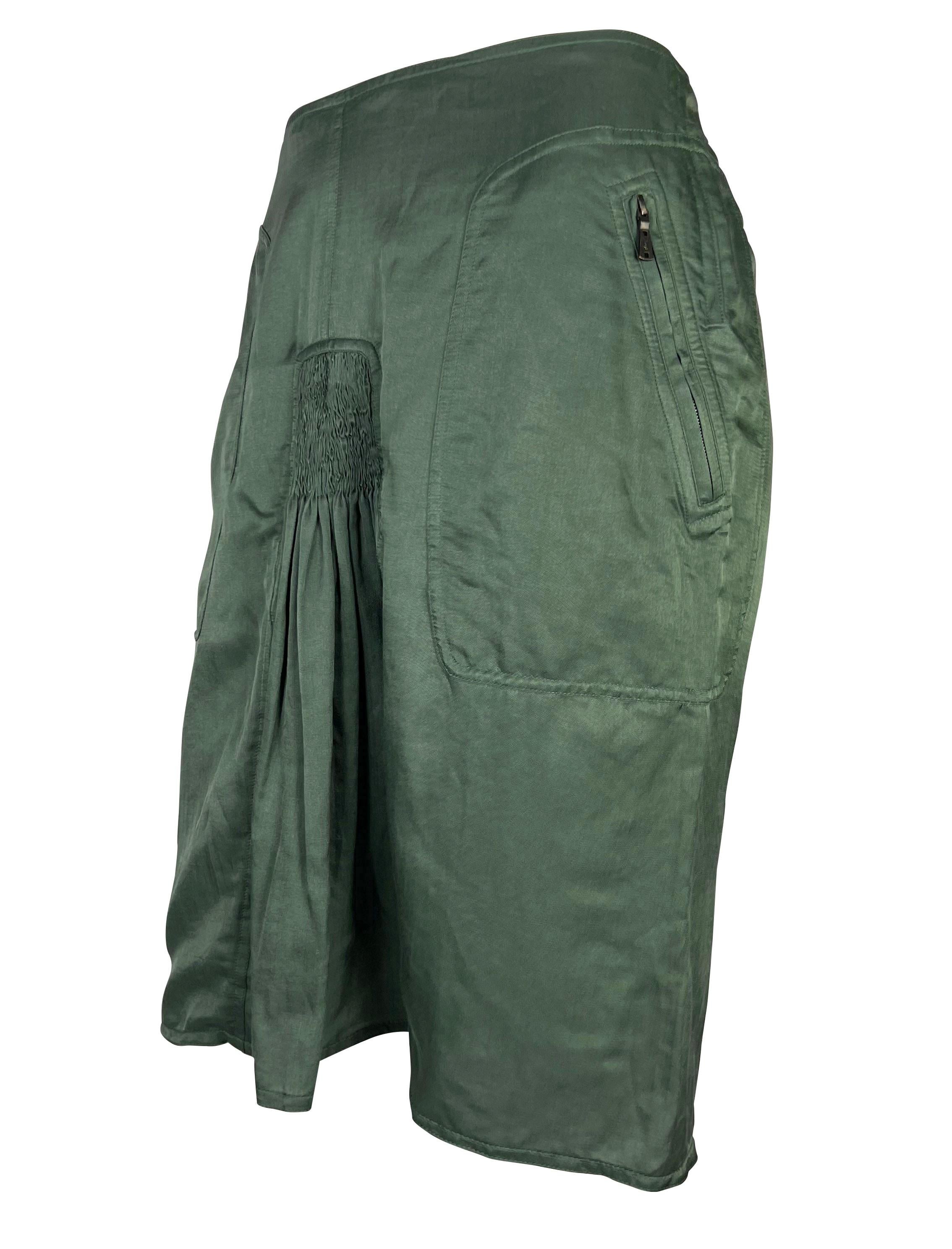 Collectional présente une jupe bodycon sexy conçue par Tom Ford pour la collection printemps/été 2003 d'Yves Saint Laurent Rive Gauche. Le ruchage suggestif reflète l'accent mis par la saison sur la mise en valeur des formes féminines. Les poches
