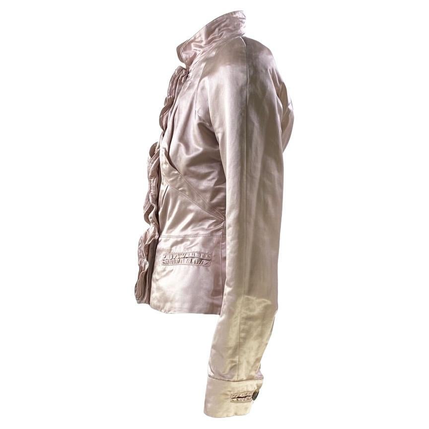 Wir präsentieren eine wunderschöne hellrosa Yves Saint Laurent Rive Gauche Jacke, entworfen von Tom Ford. Diese Seidenjacke aus der Frühjahr/Sommer-Kollektion 2003 hat einen Stehkragen, einen von Rüschen umgebenen Reißverschluss, zwei Vordertaschen