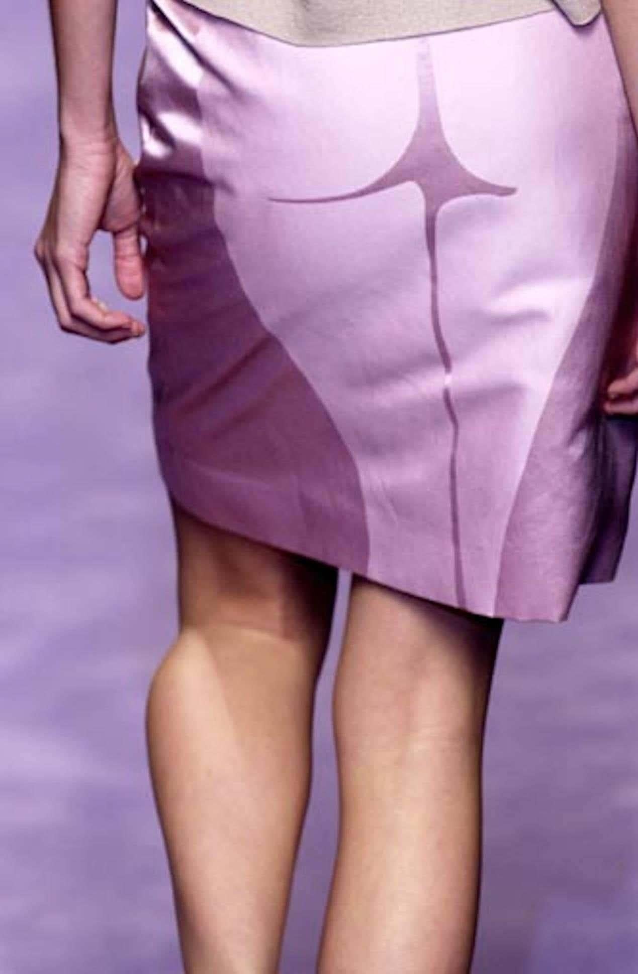 Voici une fabuleuse silhouette lavande poussiéreuse, la jupe Rive Gauche d'Yves Saint Laurent, dessinée par Tom Ford. Issue de la collection printemps/été 2003, cette jupe a fait ses débuts en rose dans le look 6 porté par Mariacarla Boscono. Cette