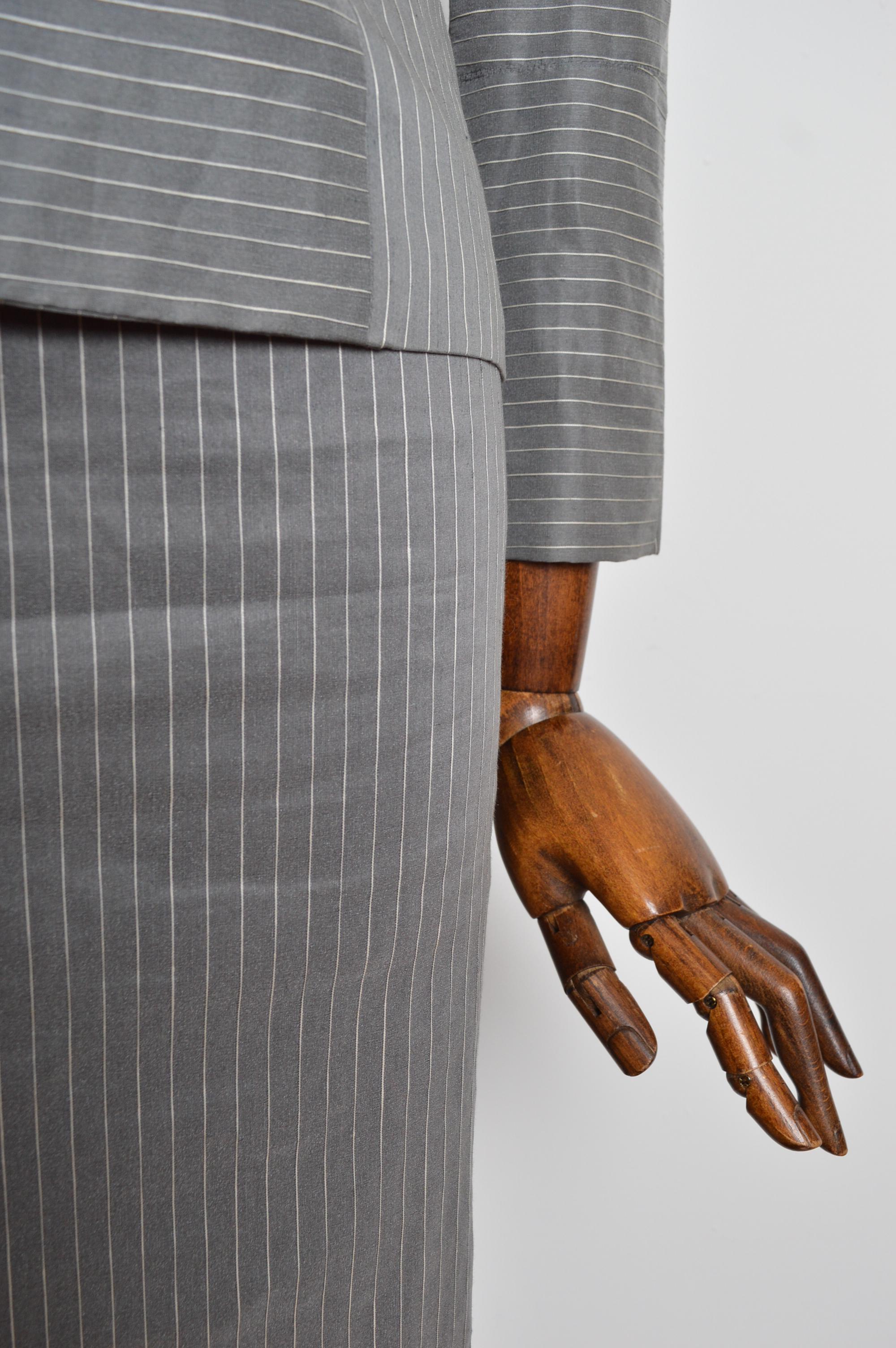 Abito con blazer e gonna gessata grigio di John Galliano for Christian Dior per la P/E 2004 in vendita 5