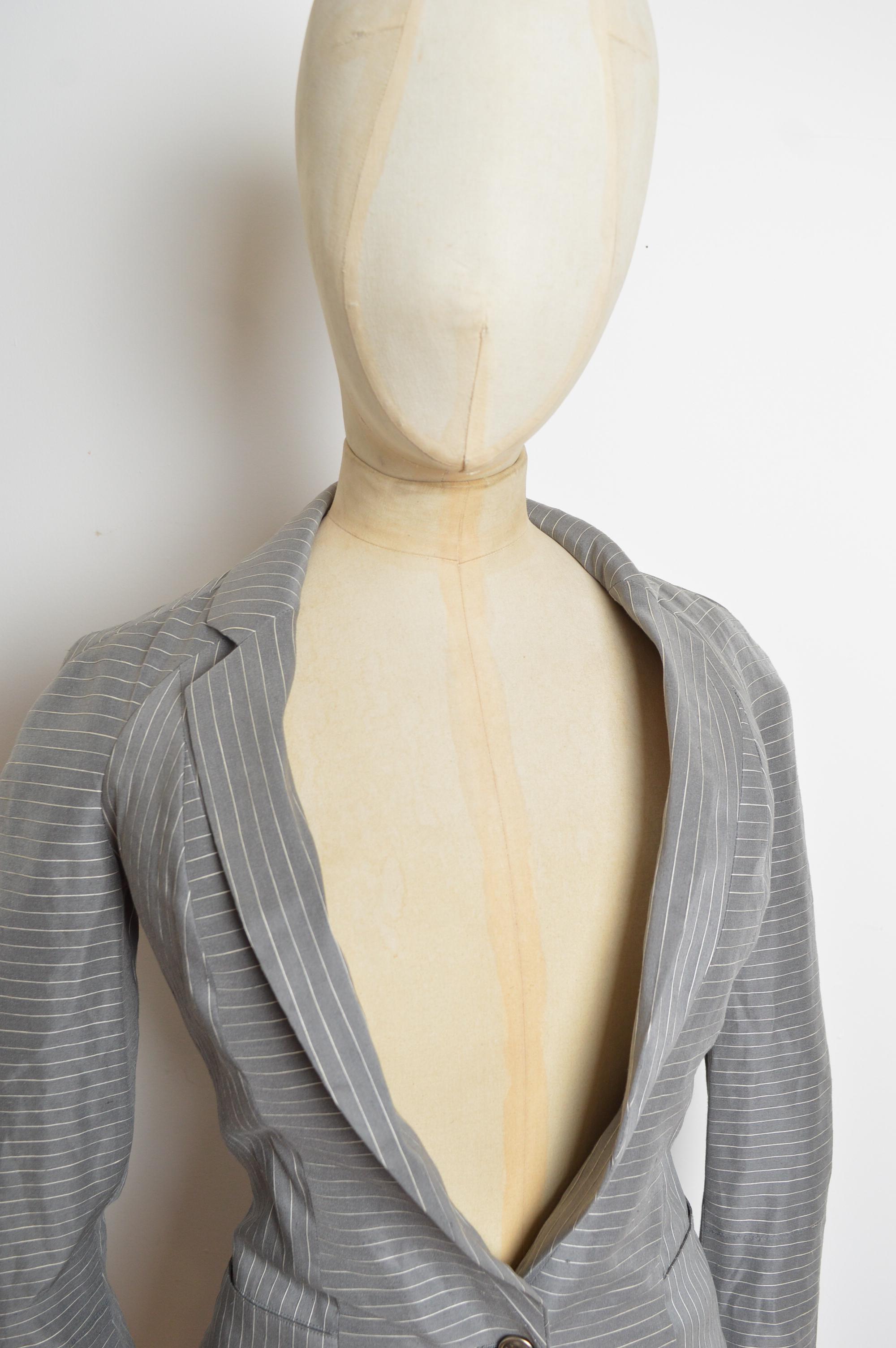 Abito con blazer e gonna gessata grigio di John Galliano for Christian Dior per la P/E 2004 in vendita 6
