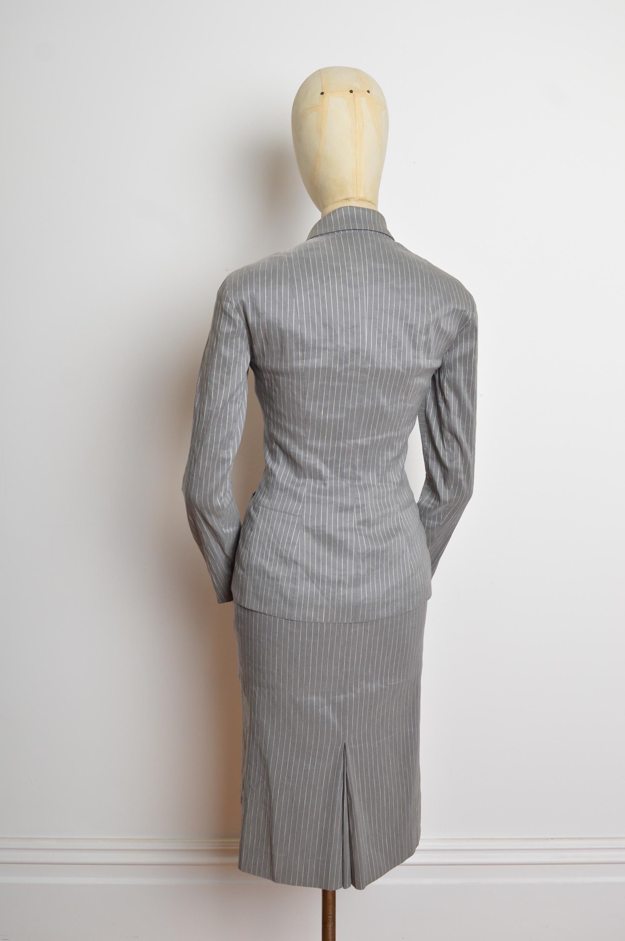 Abito con blazer e gonna gessata grigio di John Galliano for Christian Dior per la P/E 2004 in vendita 7