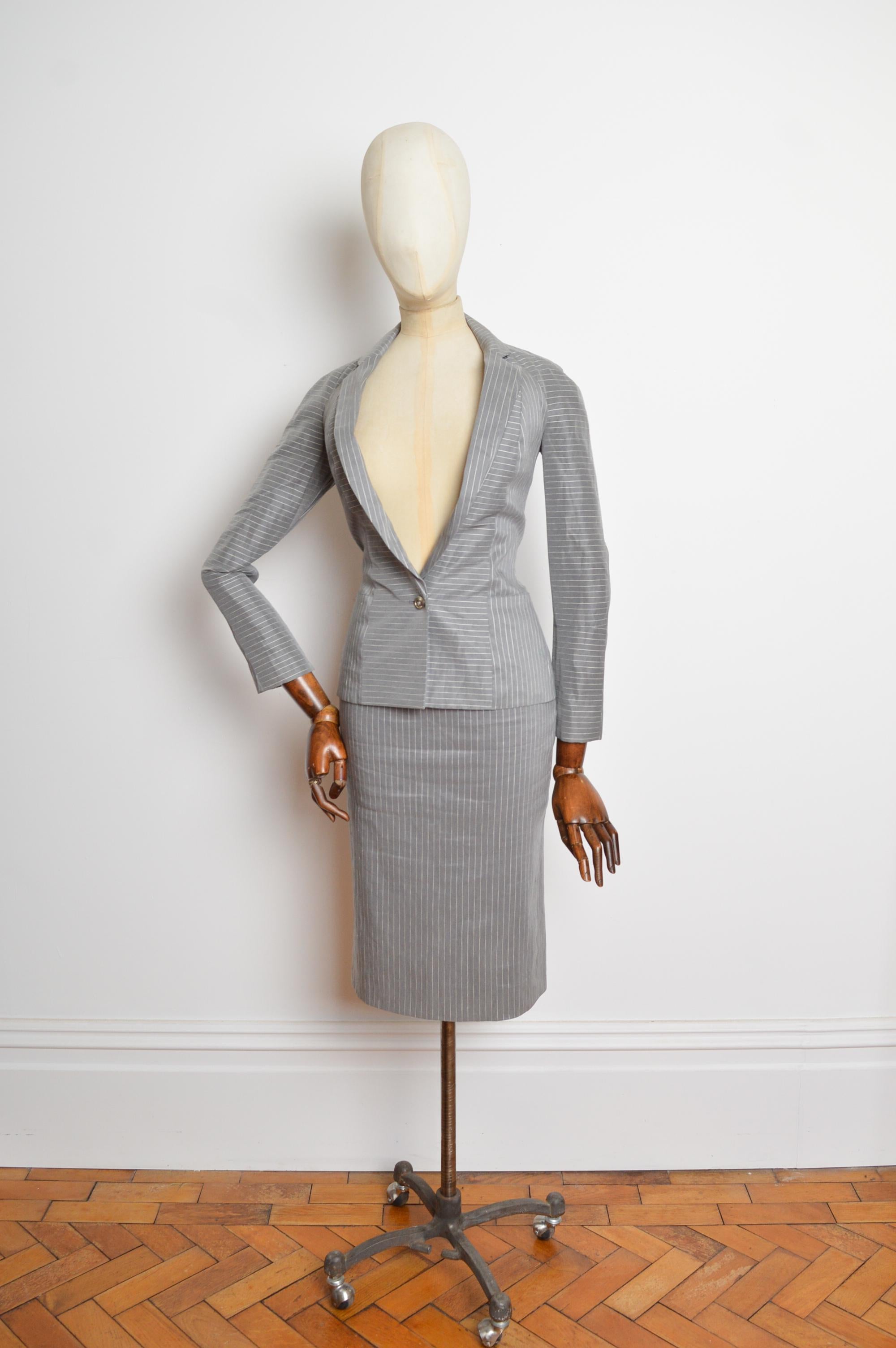 Abito con blazer e gonna gessata grigio di John Galliano for Christian Dior per la P/E 2004 In condizioni buone in vendita a Sheffield, GB