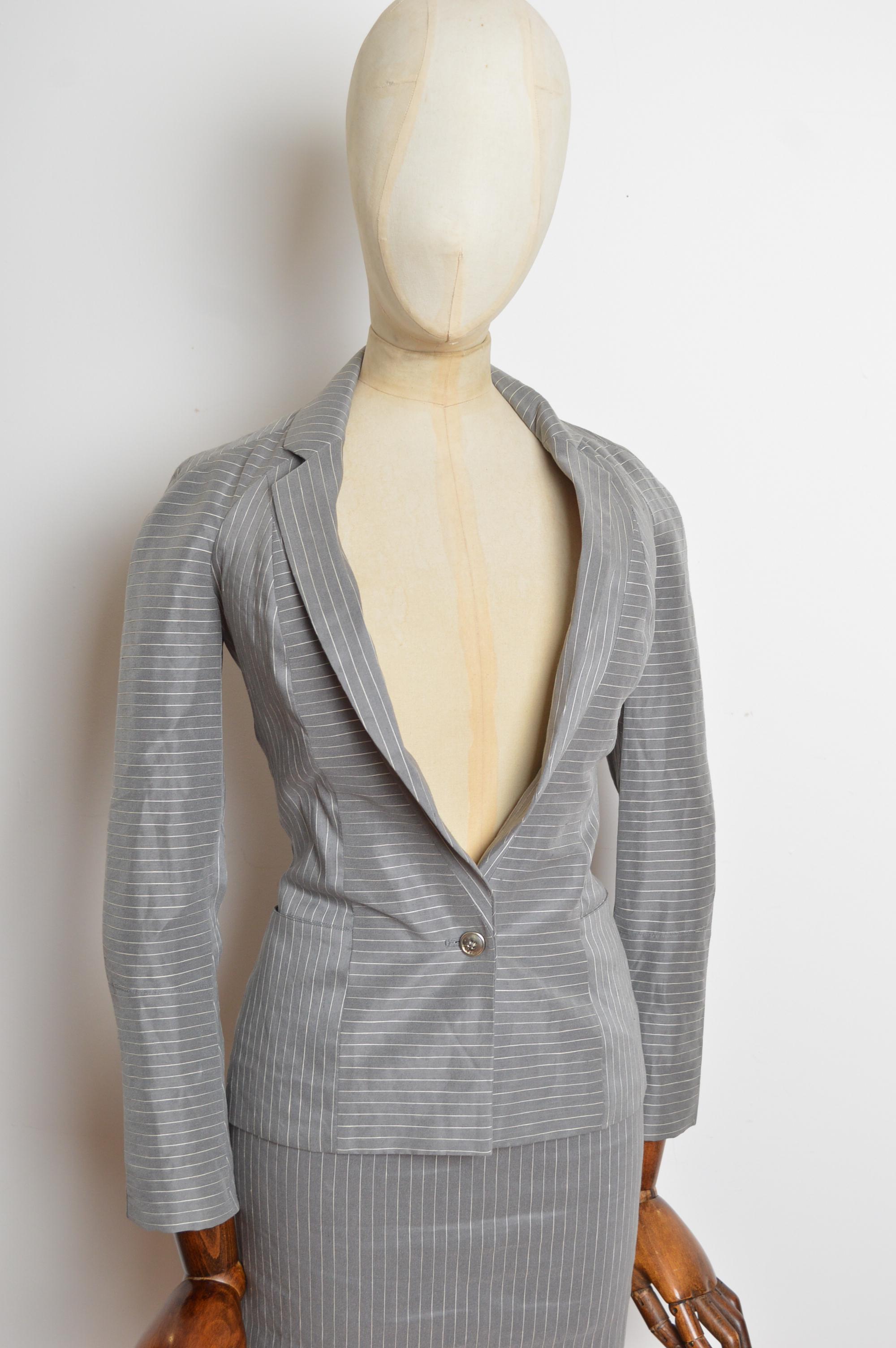 Abito con blazer e gonna gessata grigio di John Galliano for Christian Dior per la P/E 2004 in vendita 1