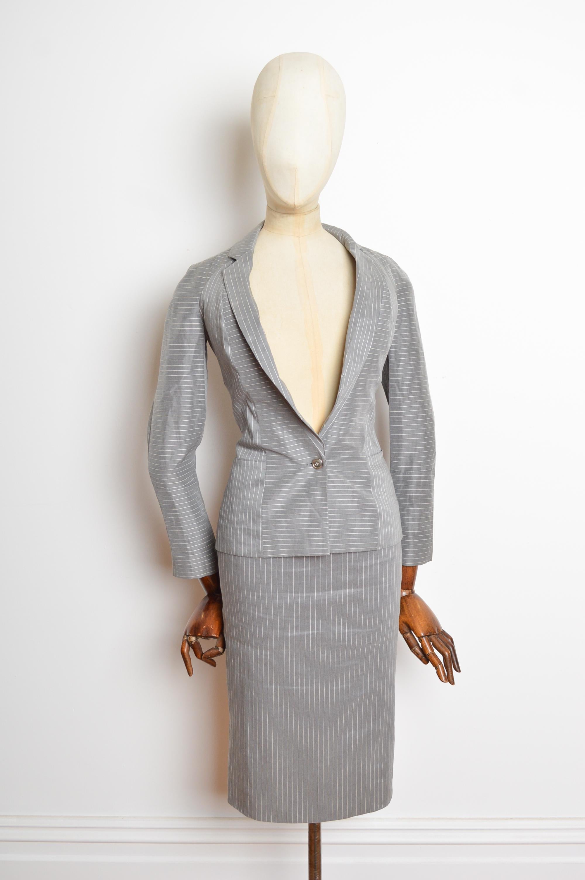 Abito con blazer e gonna gessata grigio di John Galliano for Christian Dior per la P/E 2004 in vendita 2