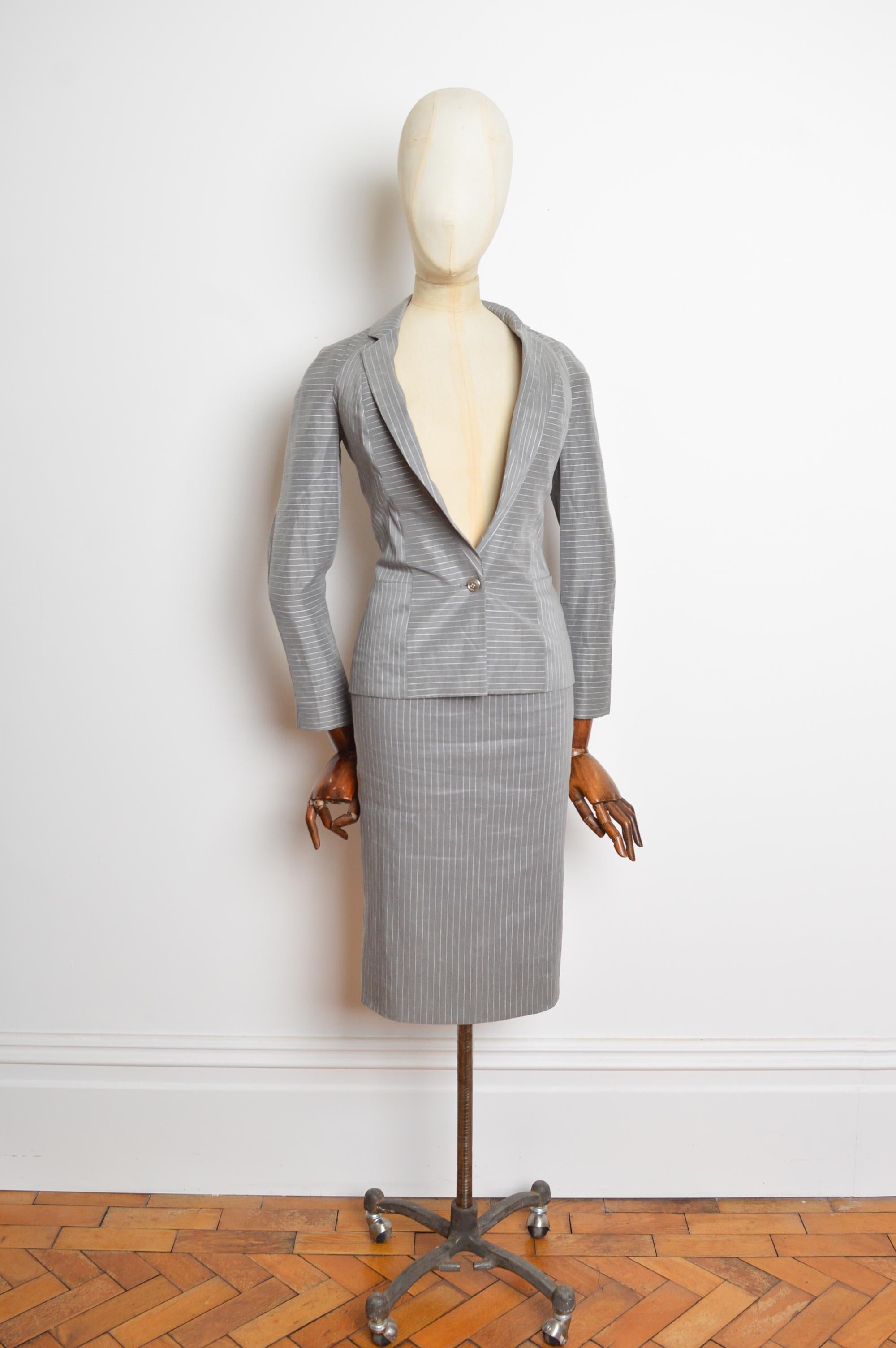 Abito con blazer e gonna gessata grigio di John Galliano for Christian Dior per la P/E 2004 in vendita 3