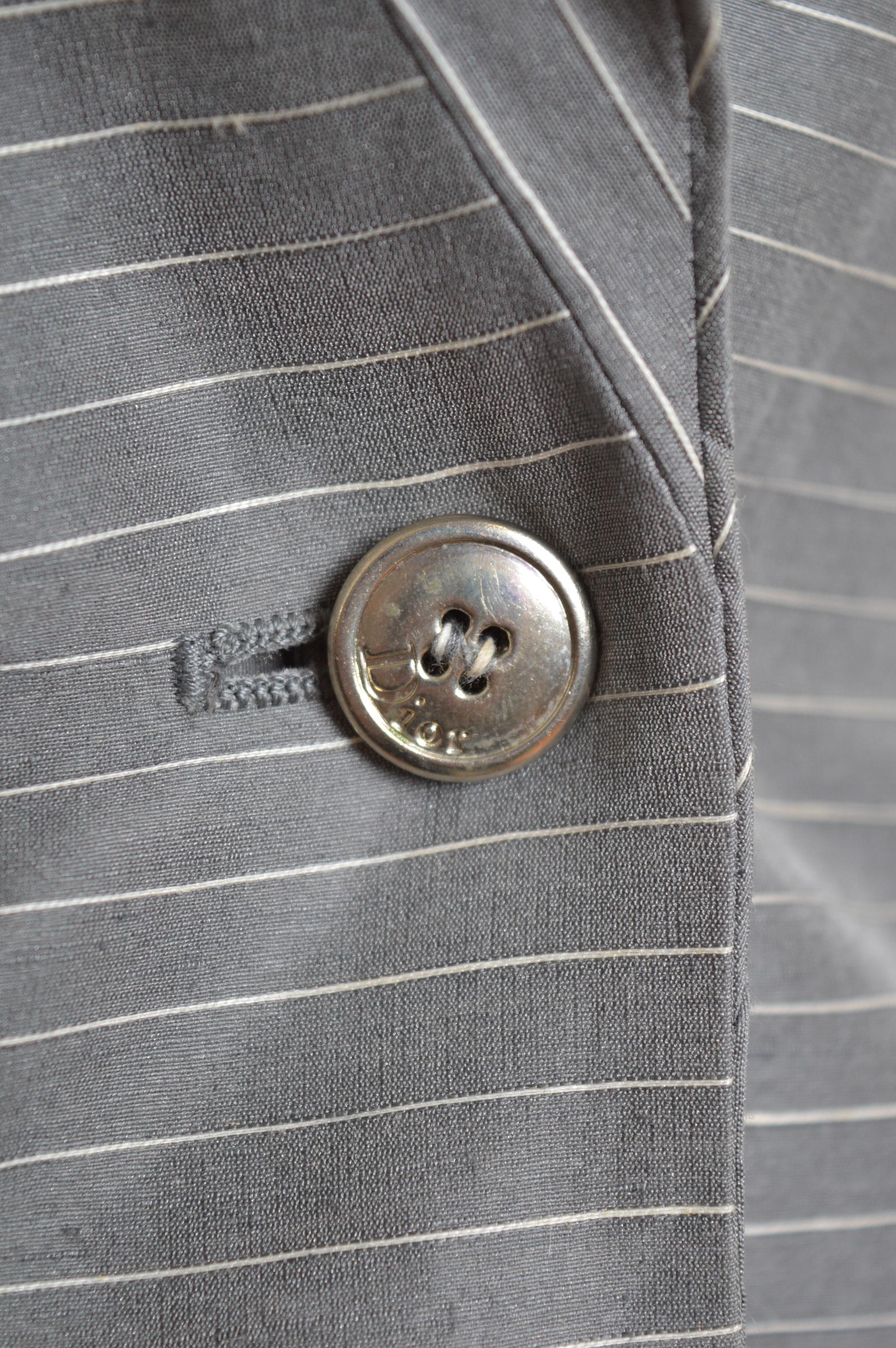 Abito con blazer e gonna gessata grigio di John Galliano for Christian Dior per la P/E 2004 in vendita 4