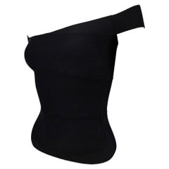 Collection printemps-été 2004 Gucci par Tom Ford : haut moulant extensible à bandes noires, épaules dénudées