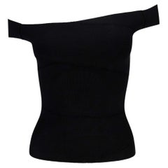 Collection printemps-été 2004 Gucci par Tom Ford : haut moulant extensible à bandes noires, épaules dénudées