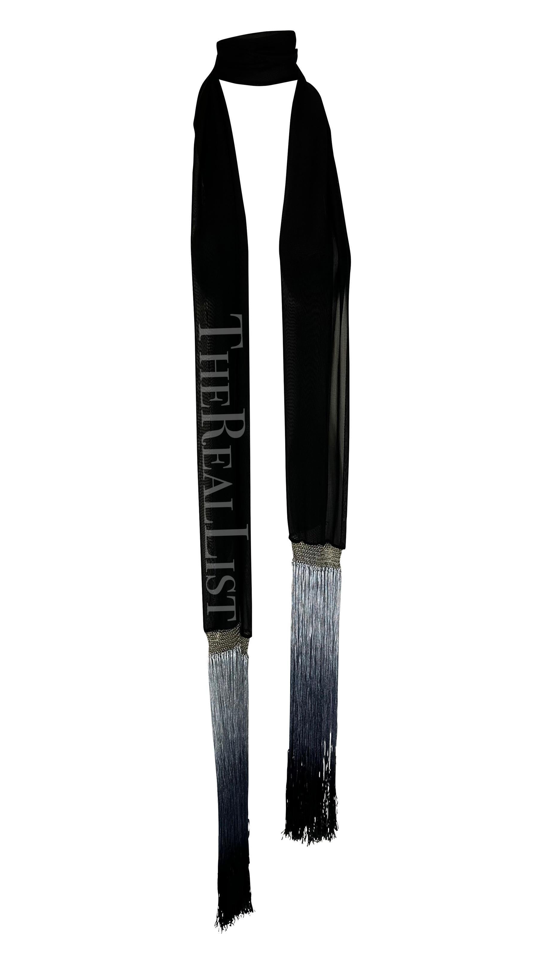 Wir präsentieren einen schwarzen Gucci-Schal mit Fransen, entworfen von Tom Ford. Dieser schicke Schal aus der Frühjahr/Sommer-Kollektion 2004 ist mit einem Kettengeflecht-Akzent und schillernden Fransen verziert.

Ungefähre Maße:
Länge: 70