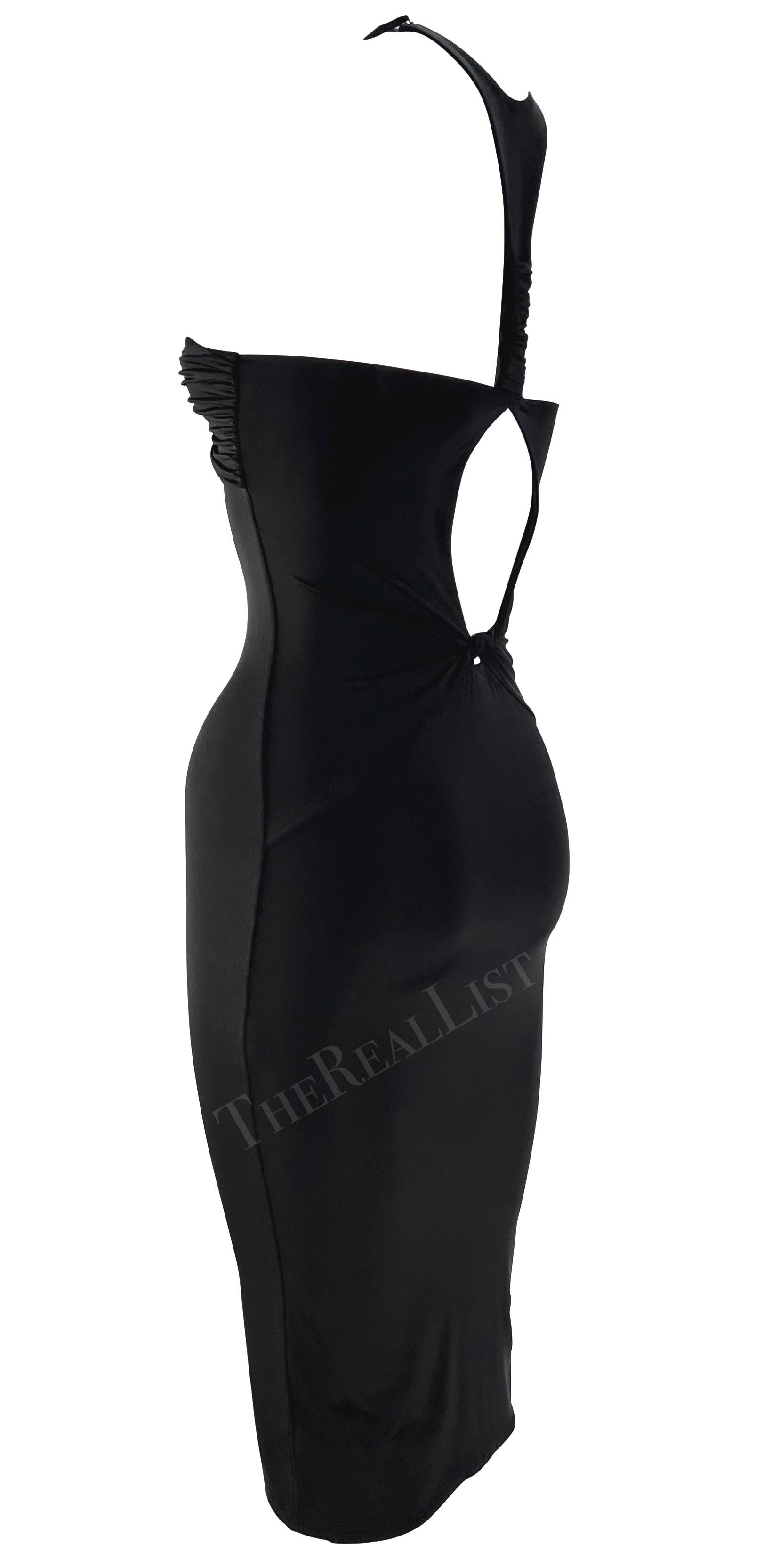 Cette mini robe noire de Gucci, conçue par Tom Ford pour la Collection S/One 2004, présente un col licou et un buste froncé. Confectionné en tissu extensible, il comprend une grande découpe au dos avec des détails de nœuds, ajoutant une touche