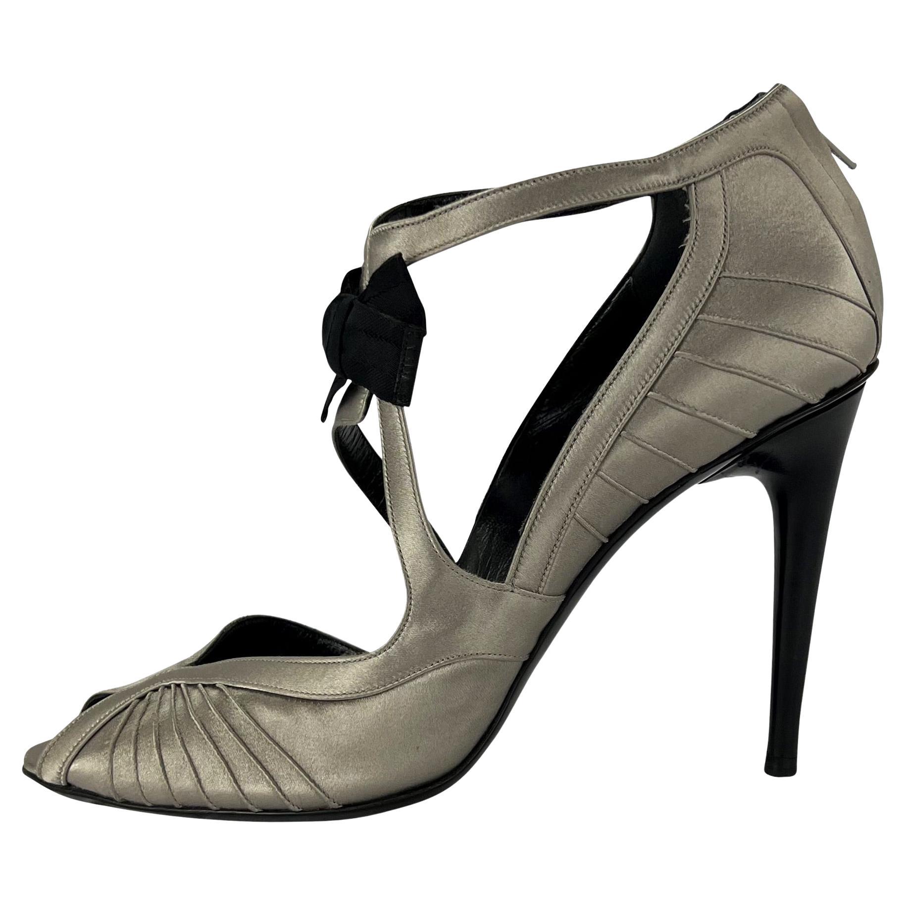 Black S/S 2004 Gucci by Tom Ford Grey Satin Bow Heel Size 9 B For Sale