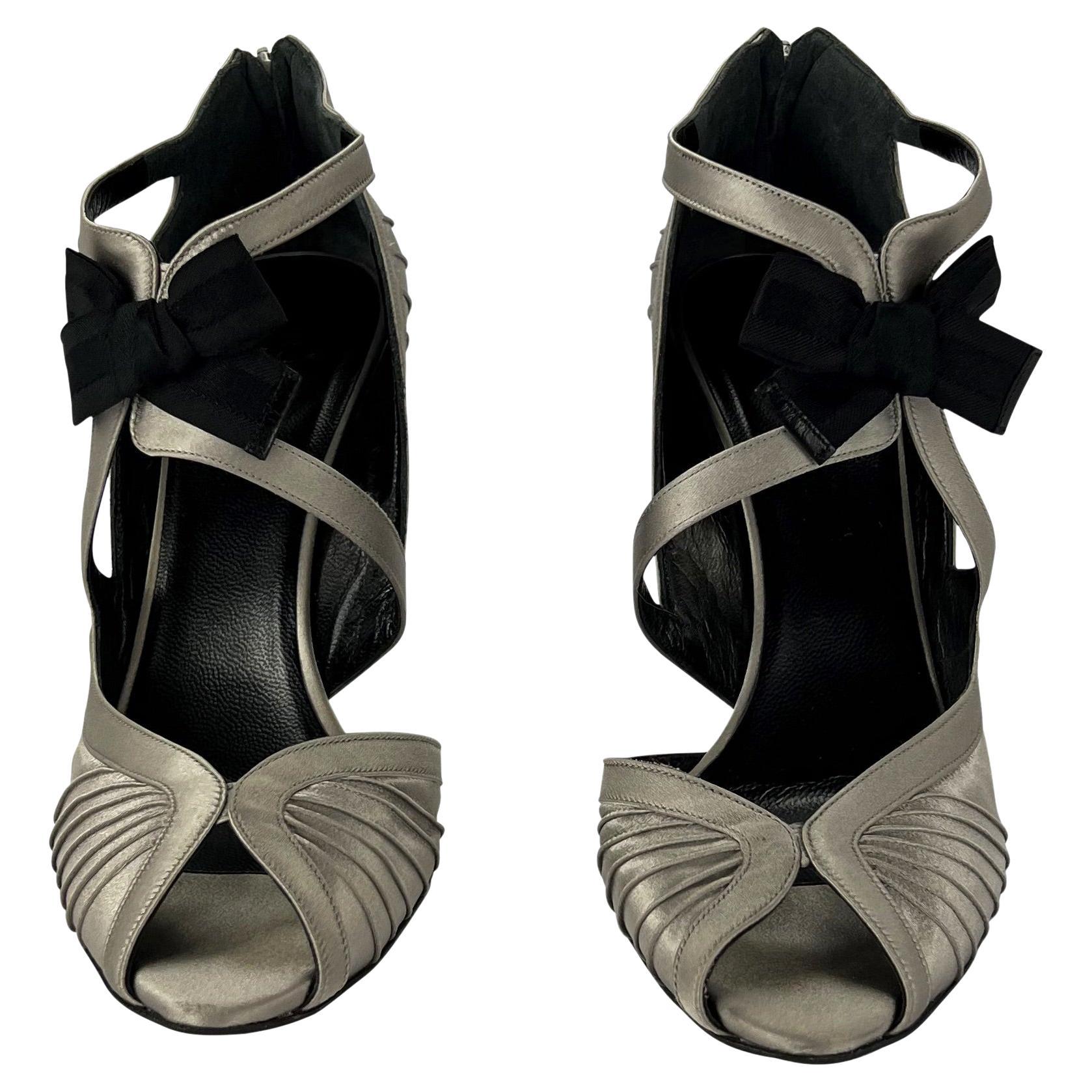 S/S 2004 Gucci by Tom Ford Grey Satin Bow Heel Size 9 B For Sale 2