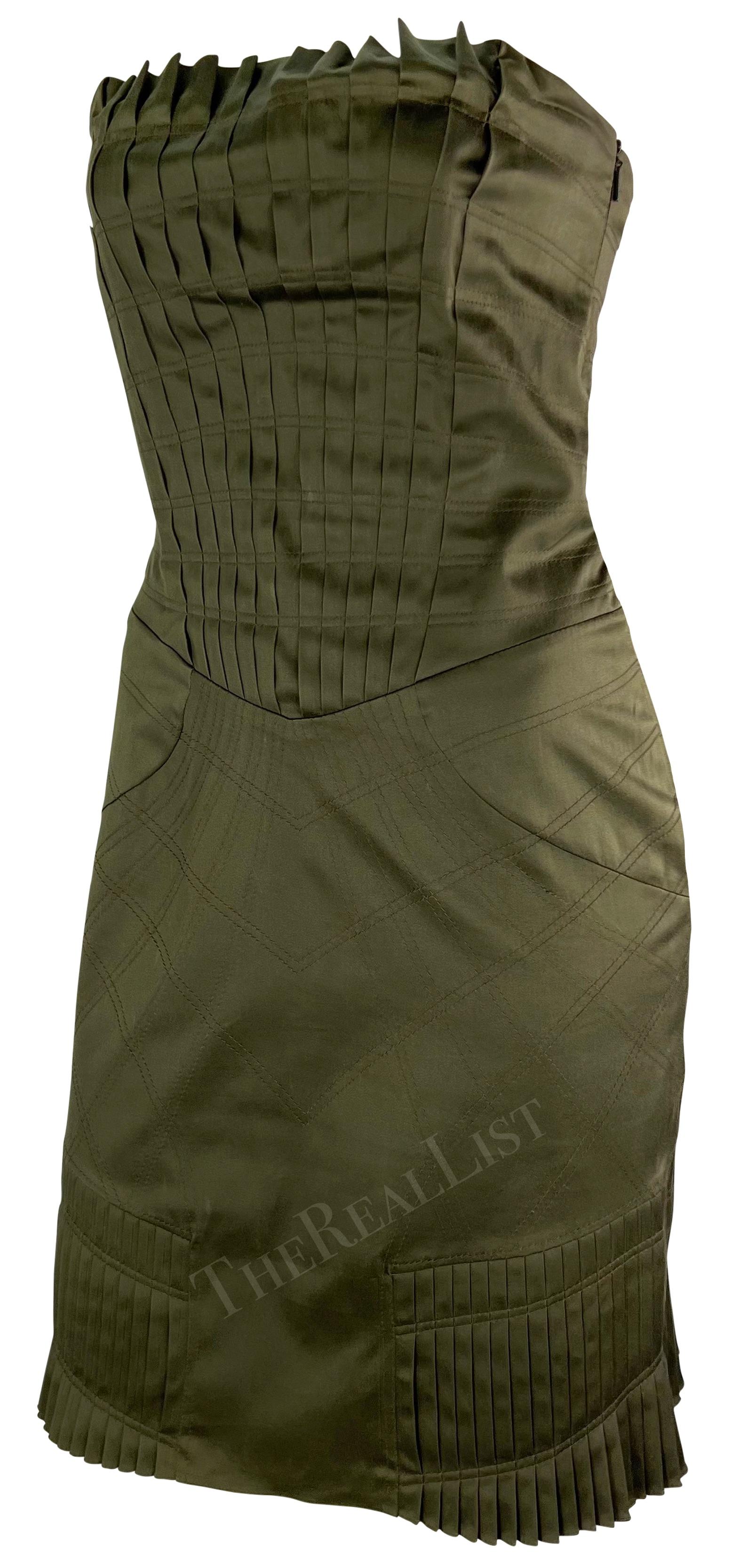 Tom Ford entwarf dieses olivgrüne, plissierte Gucci-Minikleid für die Gucci-Frühjahr/Sommer-Kollektion 2004, seine vorletzte für das Haus. Dieses figurbetonte, trägerlose Kleid mit innenliegendem Korsett ist mit einem Faltenwurf versehen.