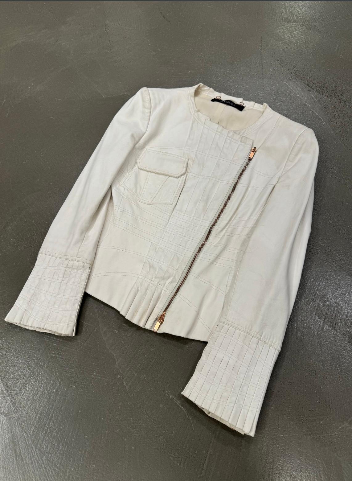 S/S 2004 Gucci by Tom Ford - Veste en cuir à panneaux

Cette exquise veste en cuir de la collection printemps-été 2004 de Gucci, créée par Tom Ford, illustre le mélange de sensualité élégante et de confection raffinée qui fait sa signature.