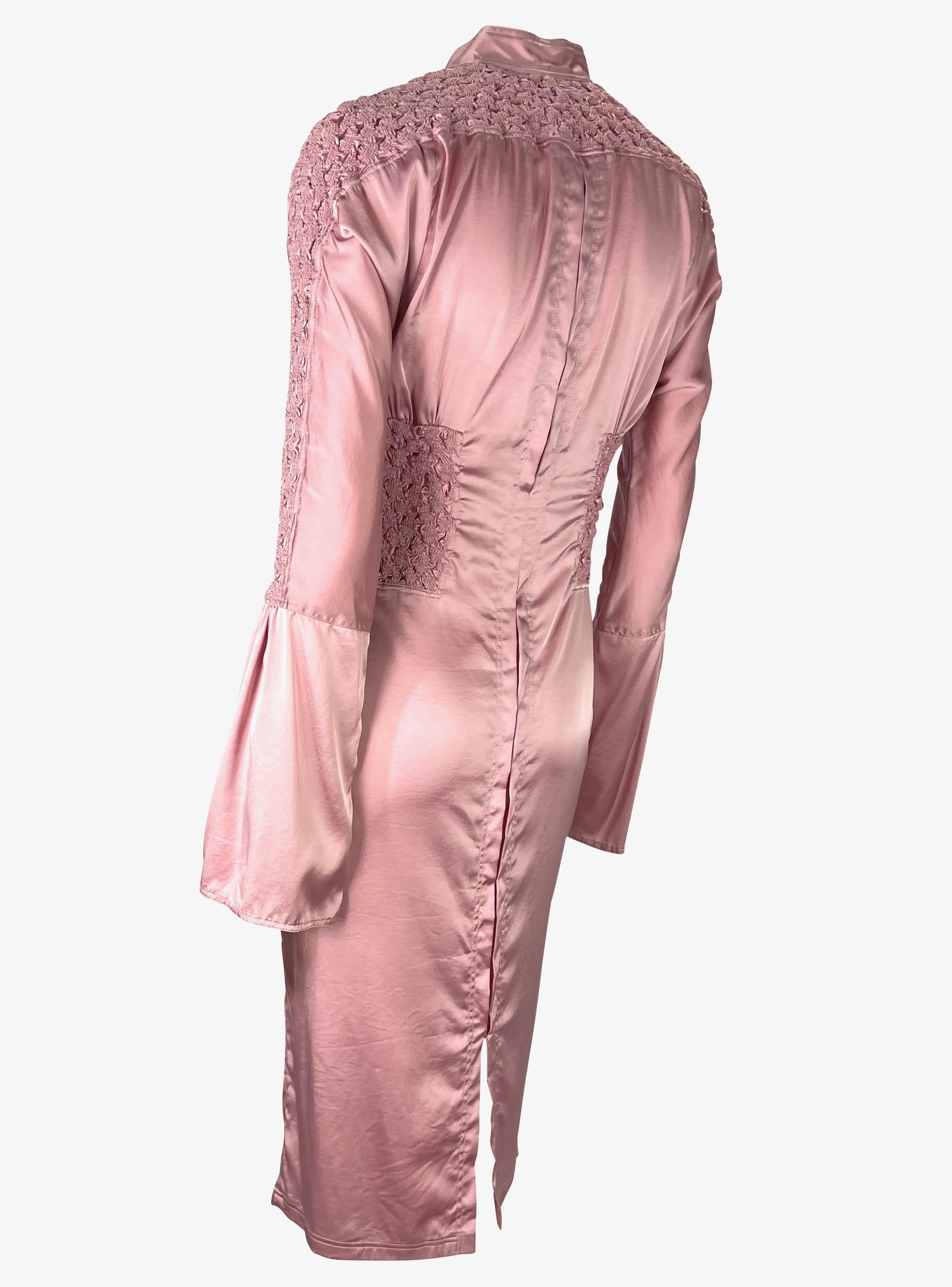 F/S 2004 Gucci by Tom Ford gerafftes rosa Satin-Broschekleid mit Strasssteinen in Strass im Zustand „Gut“ im Angebot in West Hollywood, CA
