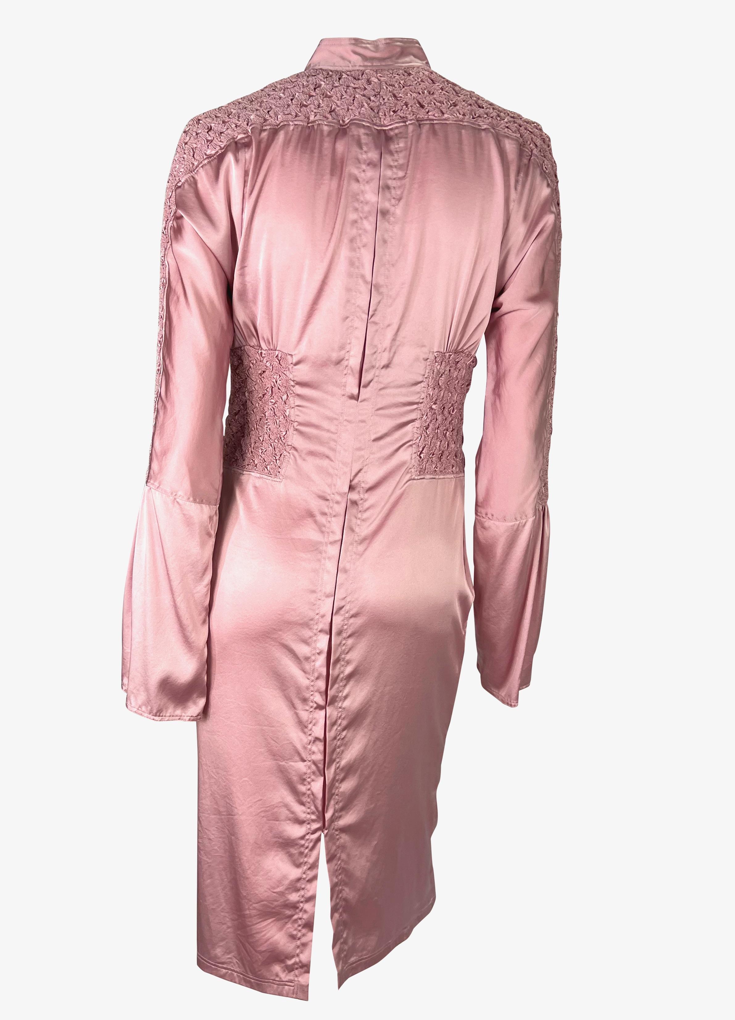 F/S 2004 Gucci by Tom Ford gerafftes rosa Satin-Broschekleid mit Strasssteinen in Strass Damen im Angebot