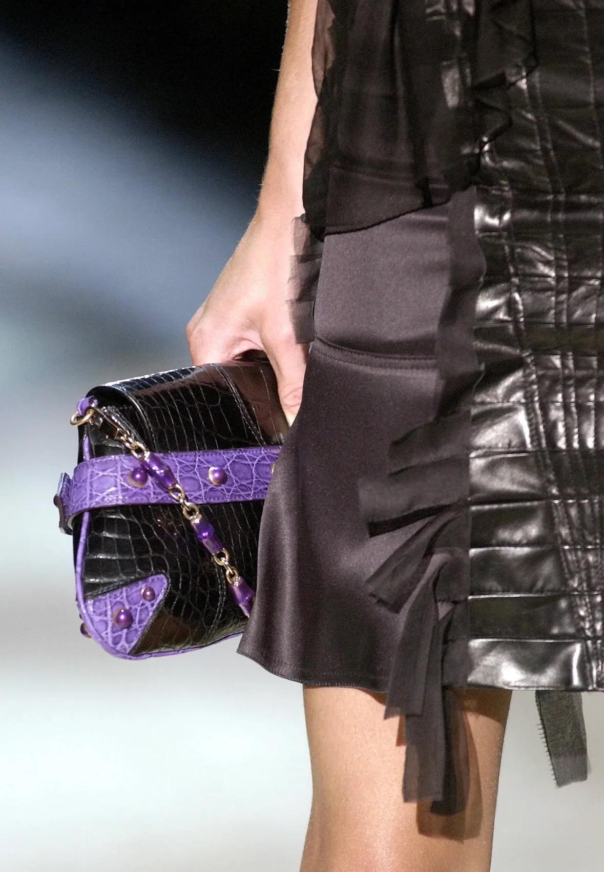 Diese Gucci-Clutch aus der Frühjahr/Sommer-Kollektion 2004 von Tom Ford, seiner vorletzten Saison für das Haus, ist ein extravagantes Statement aus Alligatorleder, Emaille und Strass. Das Design, das auf dem Laufsteg in den Looks 17 und 18 zu sehen