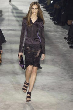 S/S 2004 Gucci for Tom Ford Laufsteg Jacke aus schwarzem plissiertem Satin mit lila Streifen