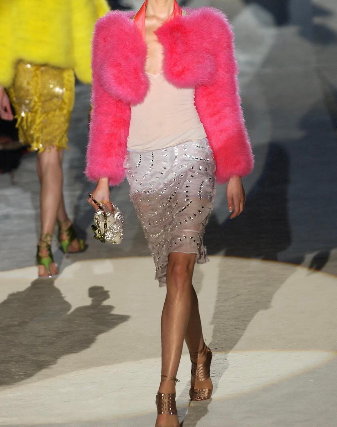 De la colección Primavera/Verano 2004 de Gucci por Tom Ford, esta falda de seda rosa pálido presenta un escultural plisado en abanico adornado con pedrería en forma de lágrima por todas partes. Llevado como parte del look 32 de la pasarela, modelado