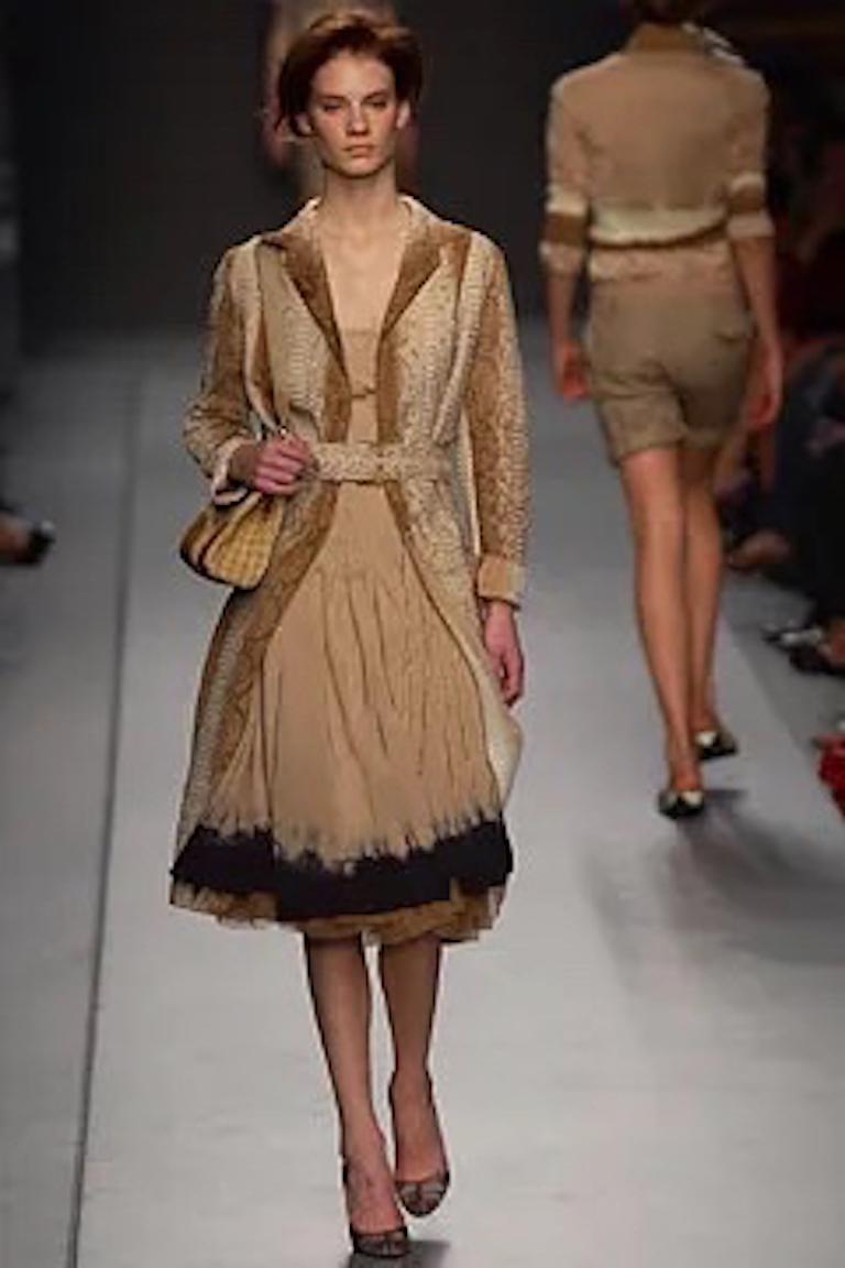 Dieser außergewöhnliche Mantel war Look 3 der Frühjahrskollektion 2004 von Modeikone Miuccia Prada.

Vogue Runway sagte über diese Kollektion: 