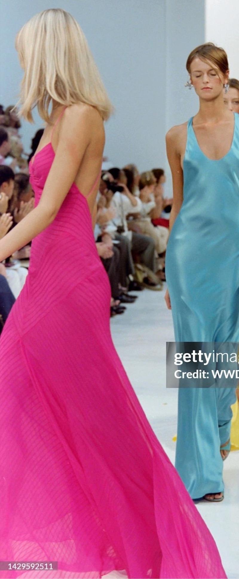 Pasarela Ralph Lauren S/S 2004 Vestido sin espalda en gasa de seda transparente rosa intenso en venta 3