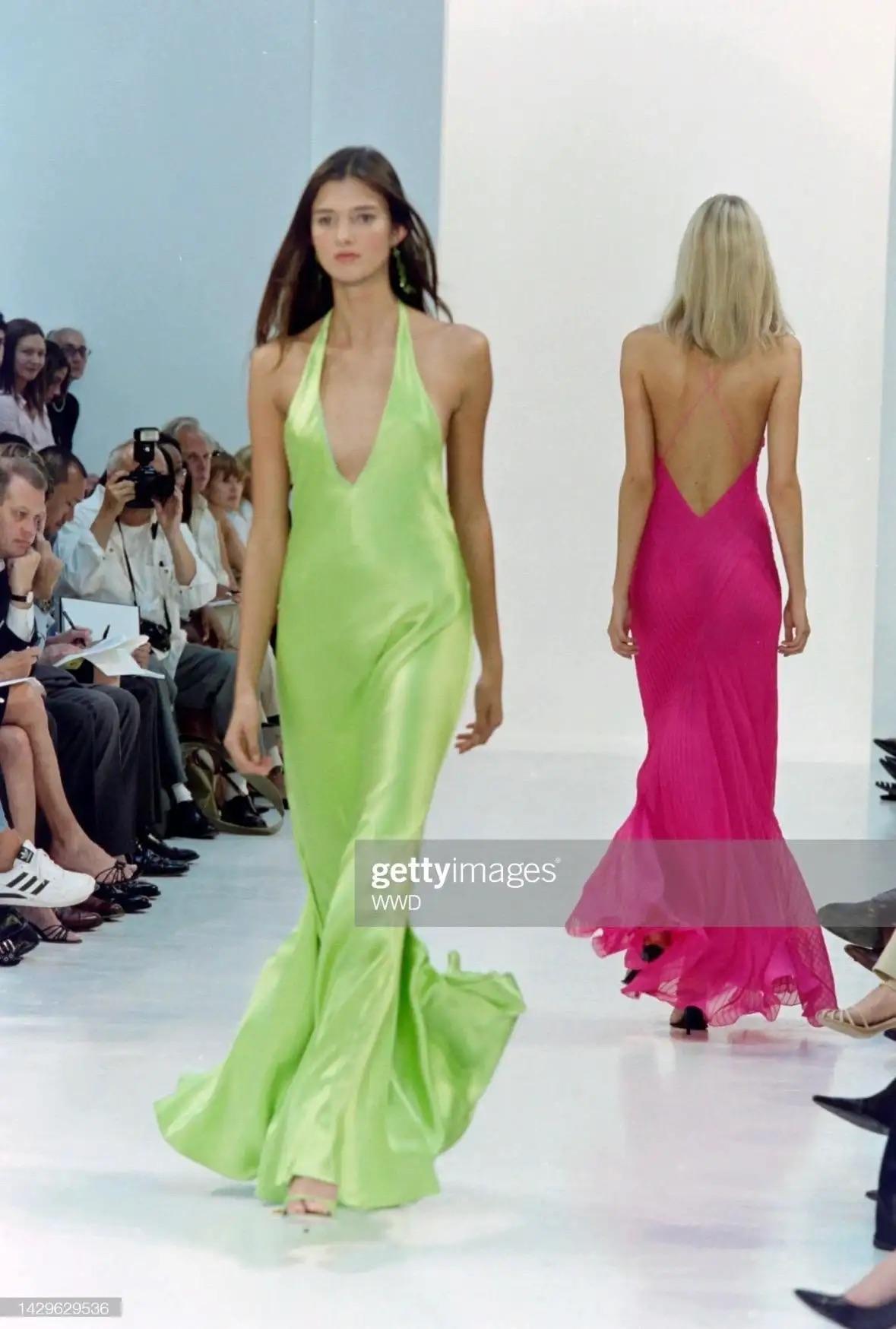 Pasarela Ralph Lauren S/S 2004 Vestido sin espalda en gasa de seda transparente rosa intenso en venta 4