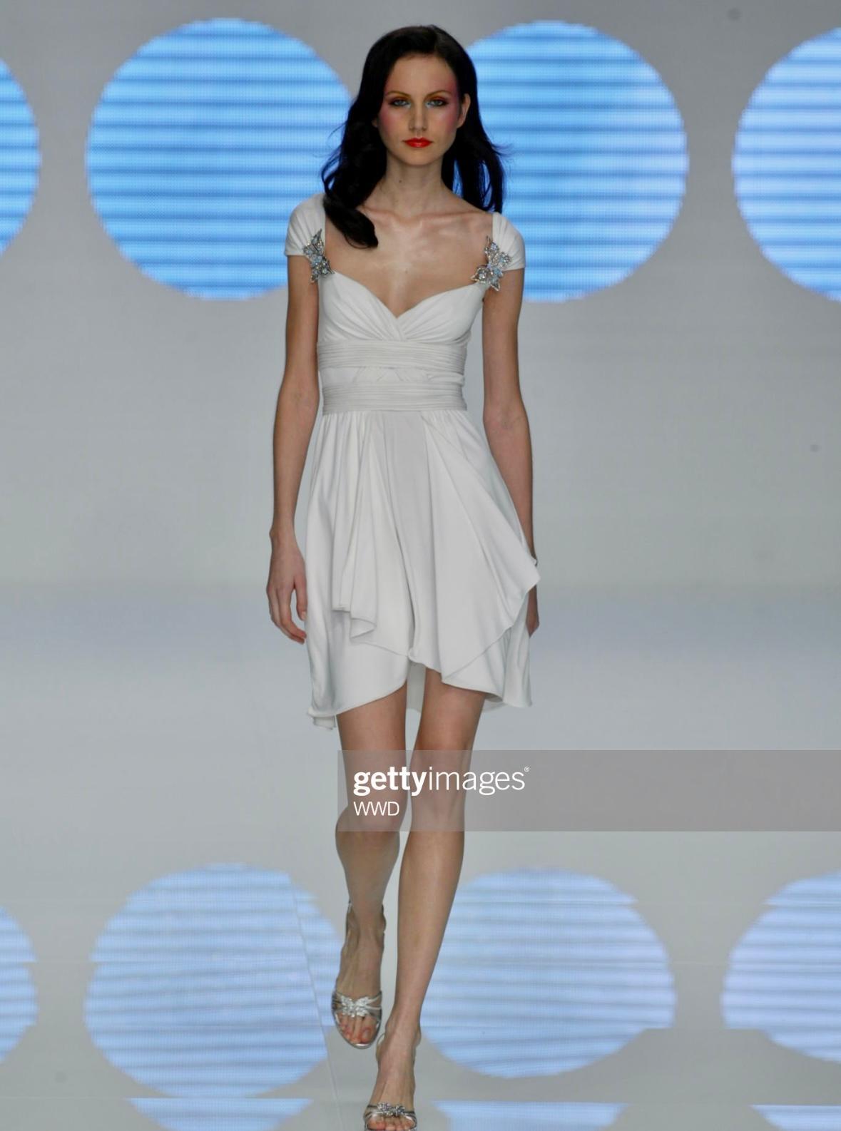 S/S 2004 Valentino Garavani Laufsteg-Anzeige Gerafftes Off-White-Schlagkleid im Angebot 5