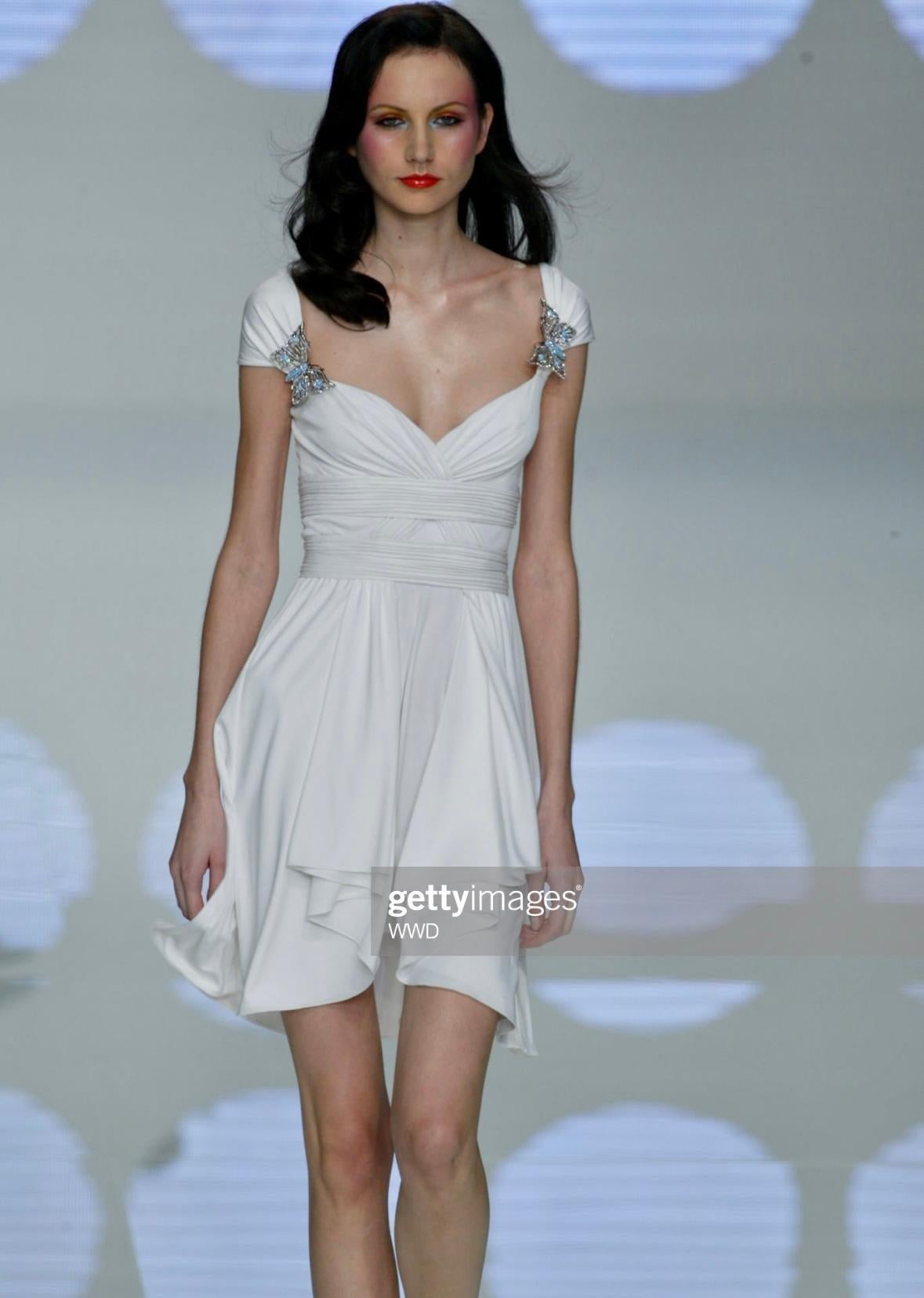 S/S 2004 Valentino Garavani Laufsteg-Anzeige Gerafftes Off-White-Schlagkleid im Zustand „Gut“ im Angebot in West Hollywood, CA