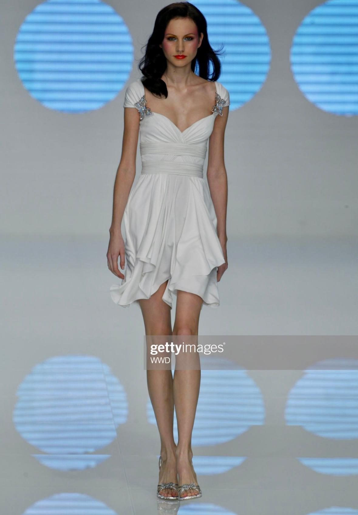 S/S 2004 Valentino Garavani Laufsteg-Anzeige Gerafftes Off-White-Schlagkleid im Angebot 1