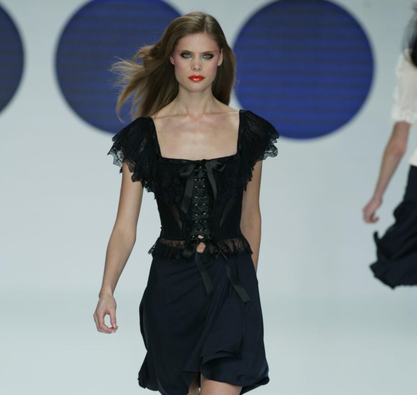 Dieses marineblaue Stricktop aus der Valentino Garavani-Laufstegkollektion für Frühjahr/Sommer 2004 ist mit von Korsetts inspirierten Details versehen, wie z. B. aufwendigen Satinbändern zum Schnüren, zarten Spitzenbesätzen und transparenten