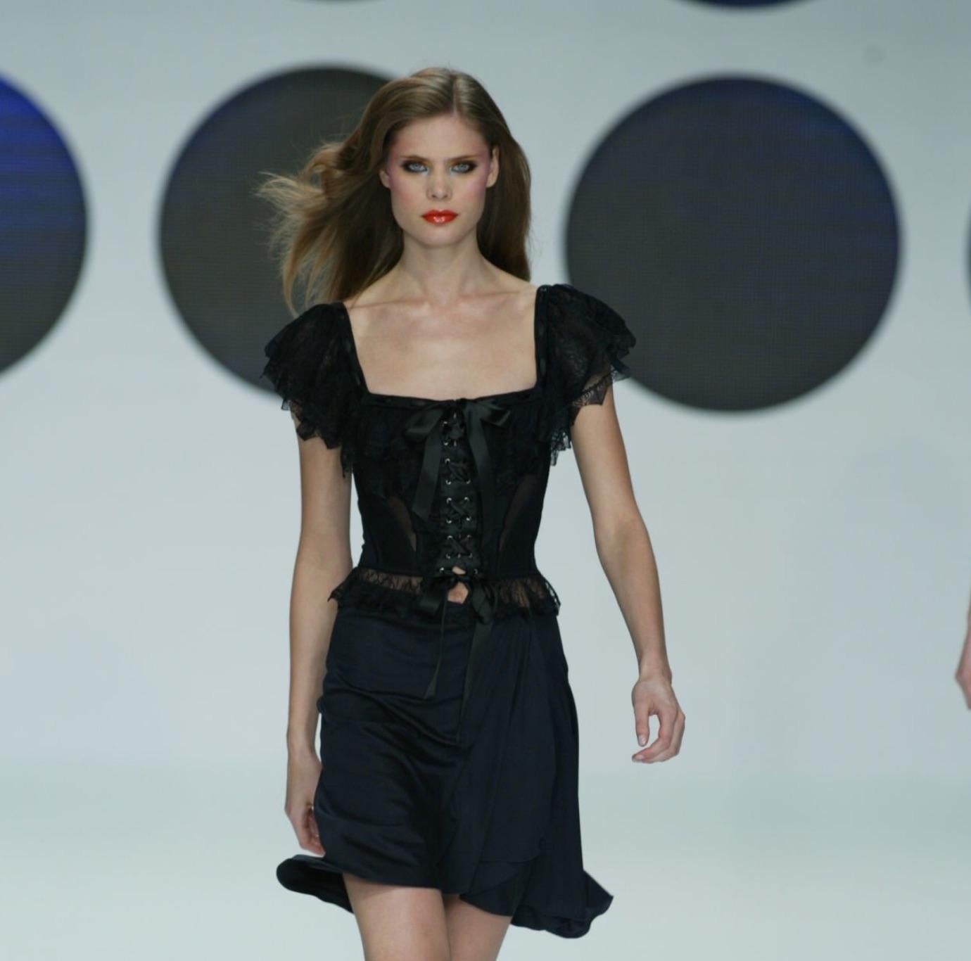 F/S 2004 Valentino Garavani Laufsteg Marineblaues Crop Top aus Schnürungssstrick im Korsettstil 1