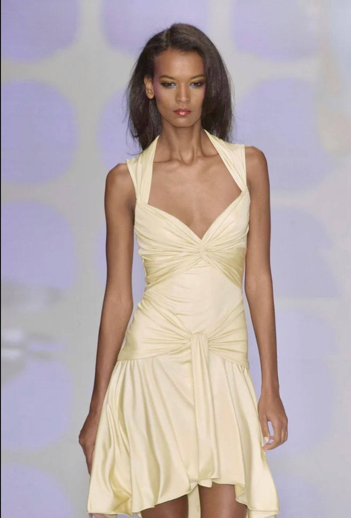 La version jaune de cette mini robe Valentino rouge vif a fait ses débuts sur le défilé printemps/été 2004 (look 60). Également présente dans la campagne publicitaire de la saison, portée par Naomi Campbell et photographiée par Mario Testino, cette