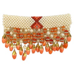 Pochette in corallo con perle finte e strass di Valentino Couture per la P/E 2004