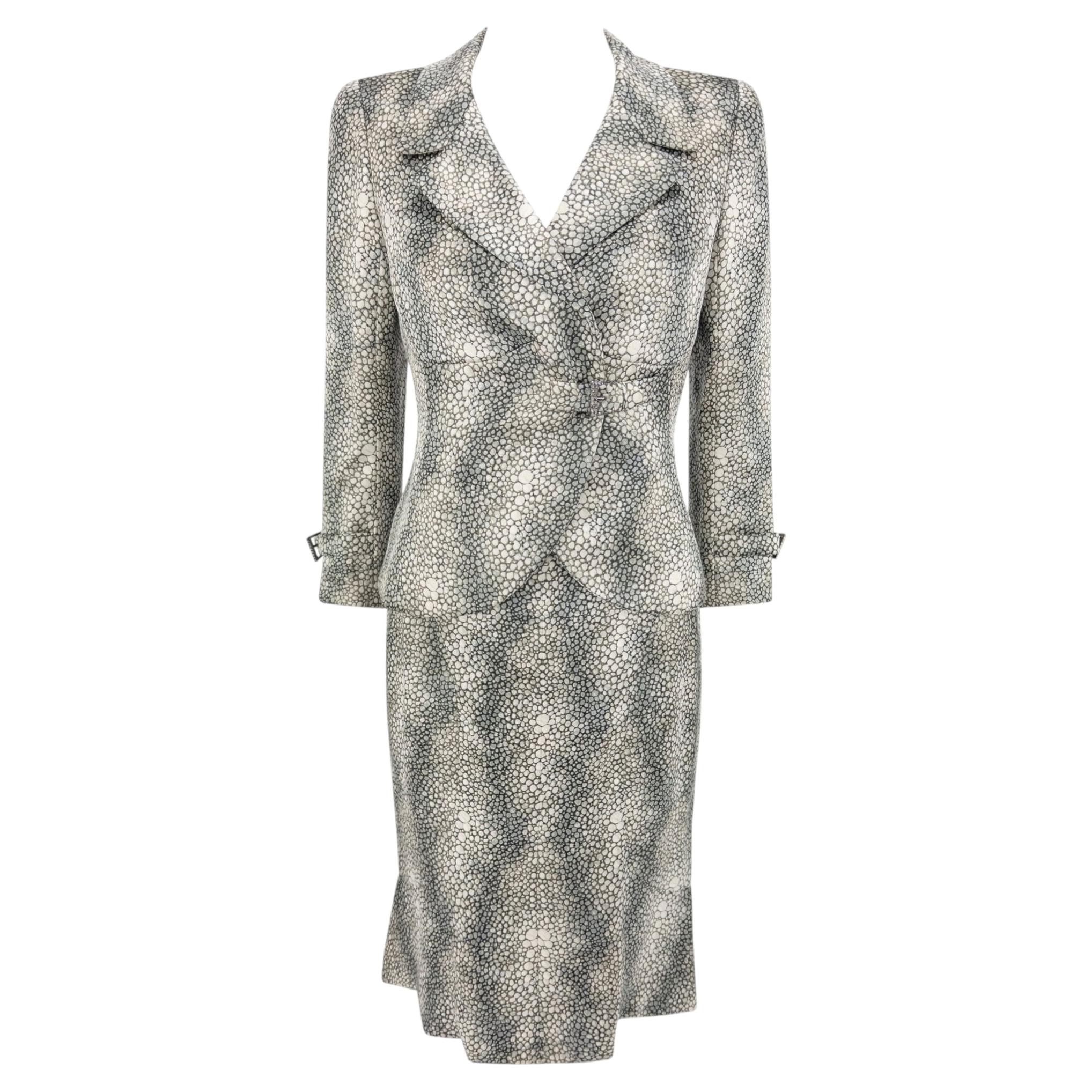 Collezione Primavera/Estate 2004 Valentino Couture: completo con giacca-abito in raso con stampa shagreen