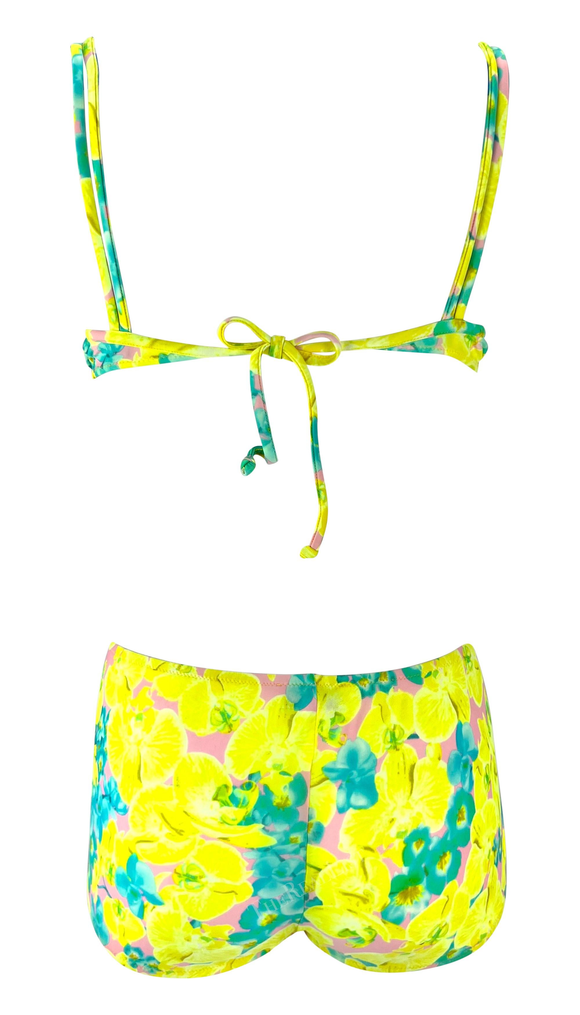 F/S 2004 Versace by Donatella Neonfarbenes Bikini Shorts-Set mit gelber Orchidee-Blumenkrawatte und Blumenkrawatte Damen im Angebot