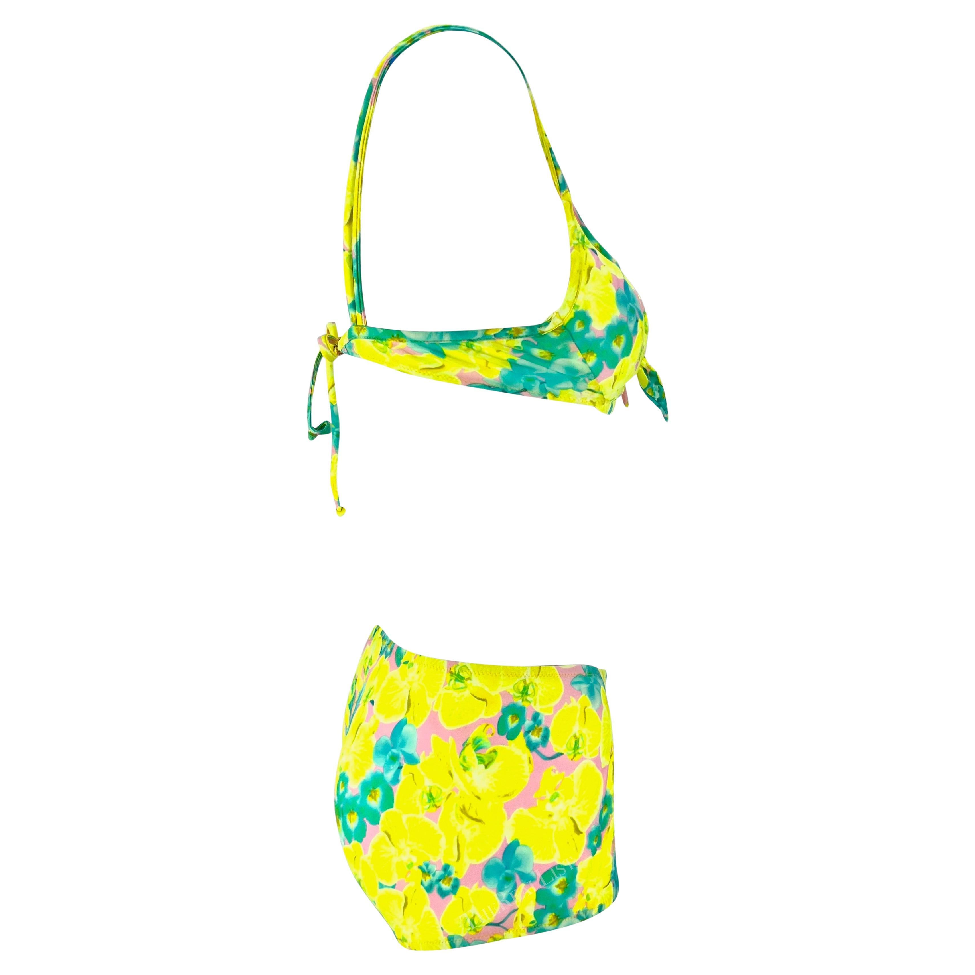 F/S 2004 Versace by Donatella Neonfarbenes Bikini Shorts-Set mit gelber Orchidee-Blumenkrawatte und Blumenkrawatte im Angebot 1