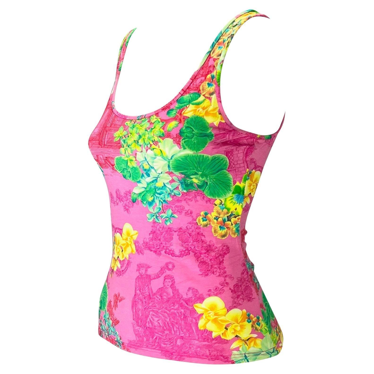 Collectional présente un débardeur extensible imprimé rose vif conçu par Donatella pour la collection printemps/été 2004 de Versace. Ce motif de toile recouvert d'orchidées vibrantes est apparu sur de nombreux looks lors de la présentation du