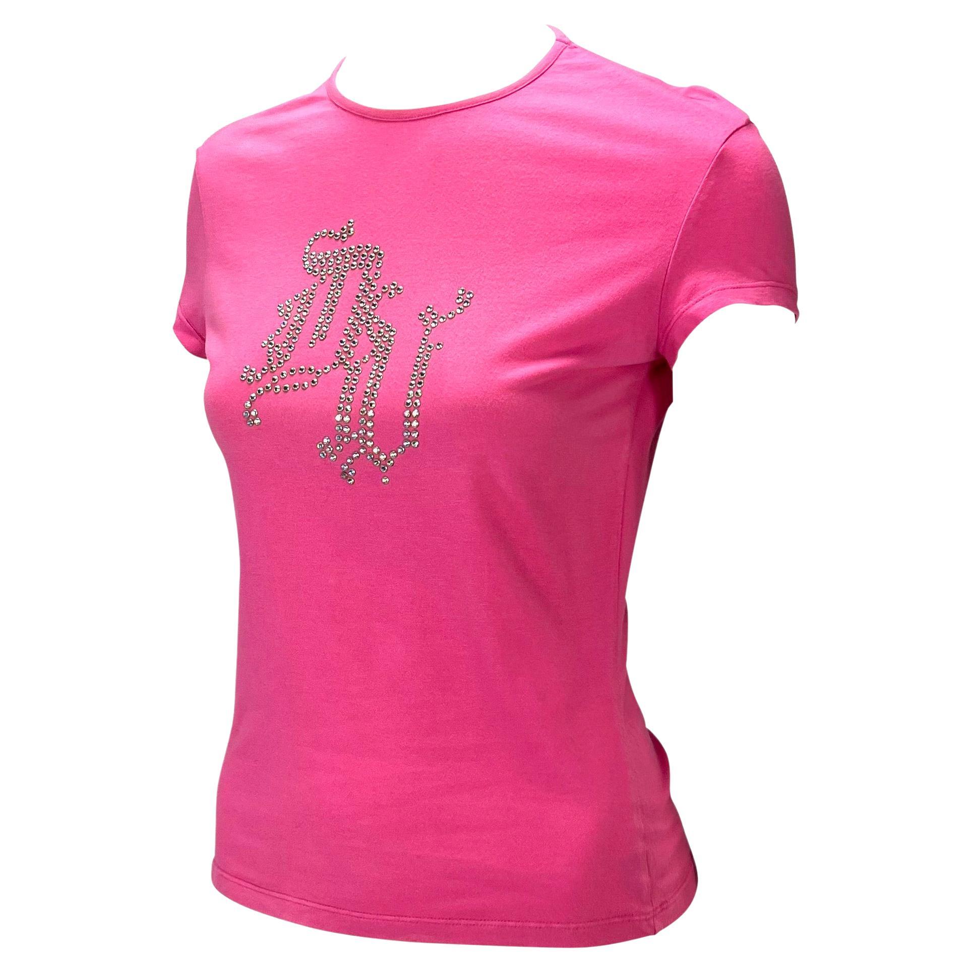 Wir präsentieren ein rosa Versace-T-Shirt, das Donatella Anfang der 2000er Jahre entworfen hat. Die Büste ist mit Strasssteinen bestickt, die das Monogram von Donatella DV bilden. Dieses Stück ist eine fabelhafte Darstellung von Donatellas