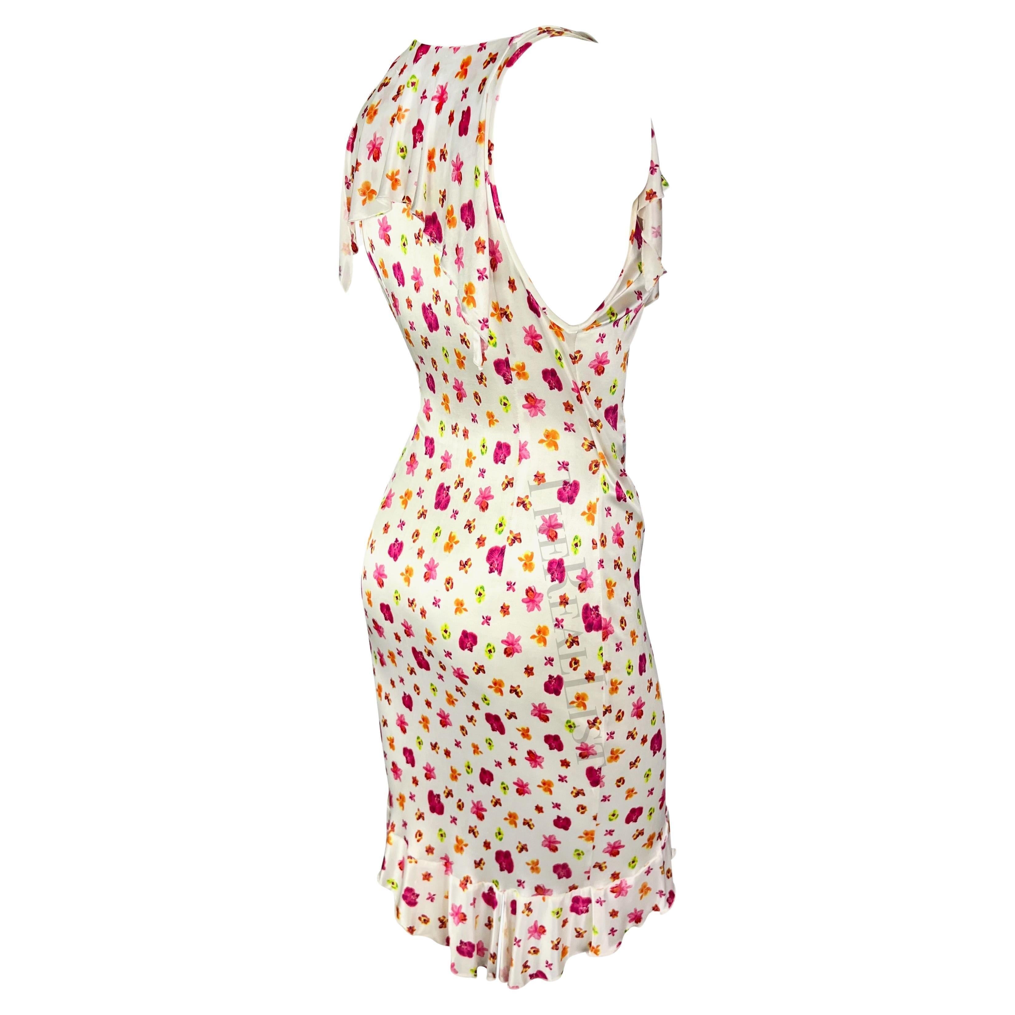 F/S 2004 Versace by Donatella Weißes Wickelkleid mit Rüschen und Orchideenmuster im Angebot 6