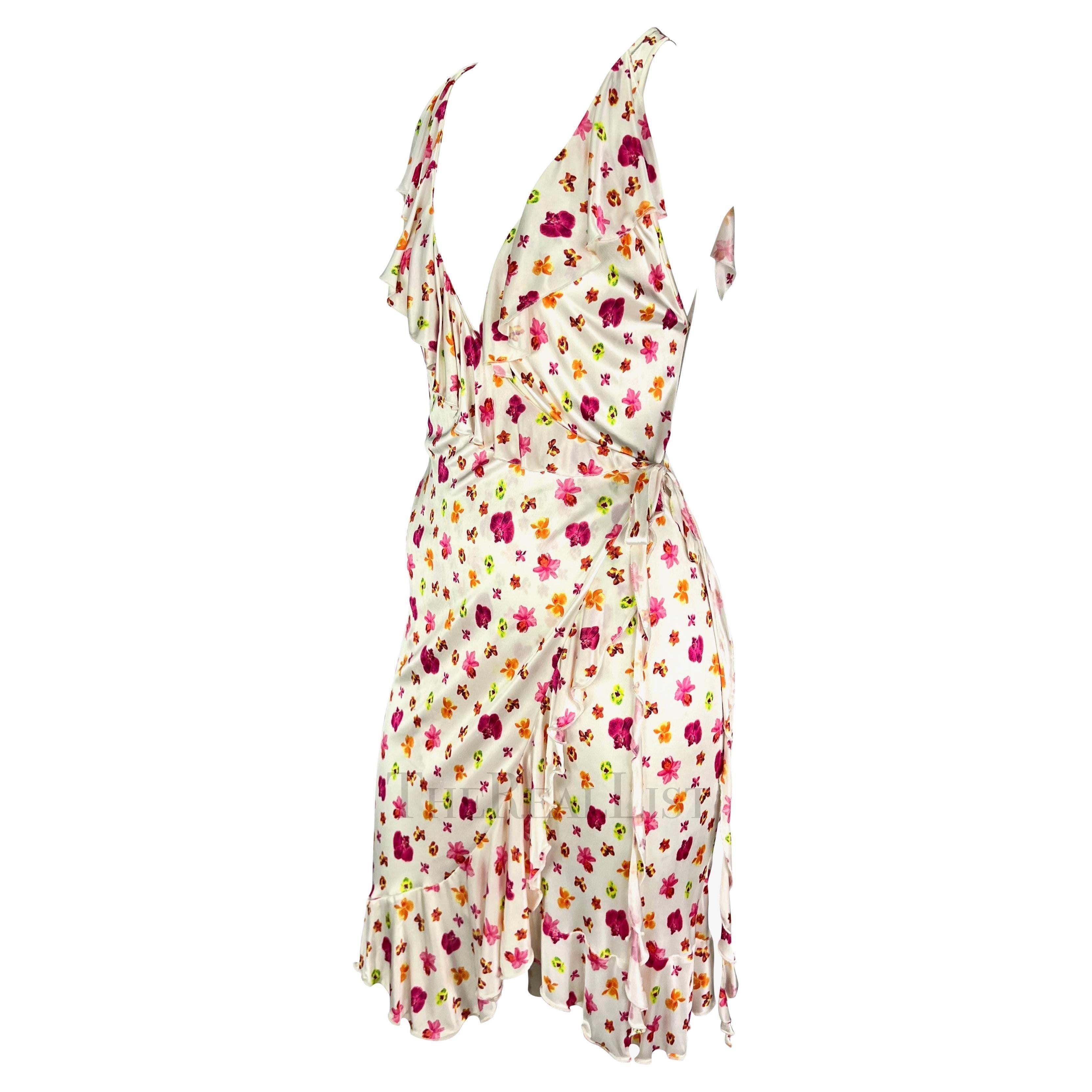 F/S 2004 Versace by Donatella Weißes Wickelkleid mit Rüschen und Orchideenmuster im Angebot 2