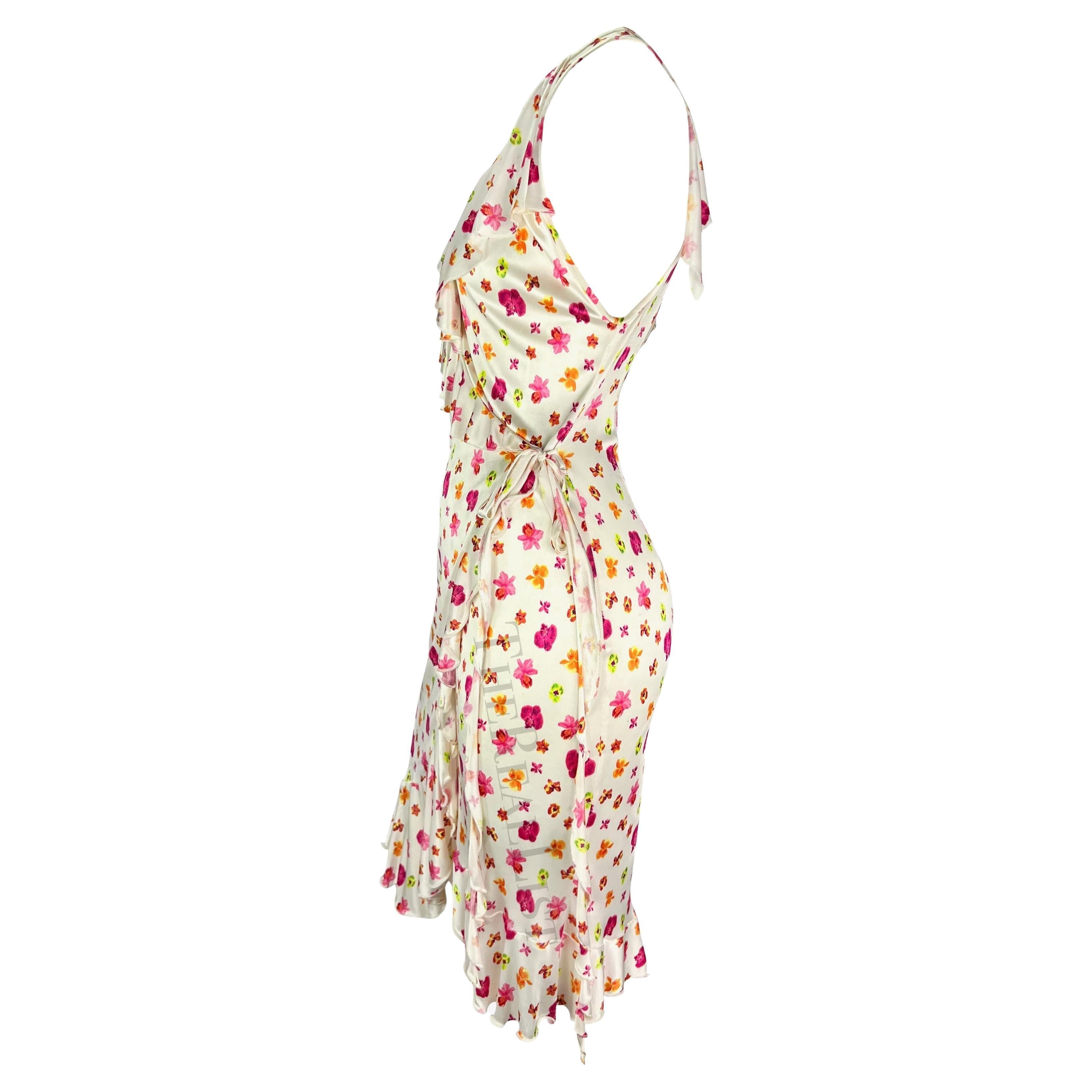 F/S 2004 Versace by Donatella Weißes Wickelkleid mit Rüschen und Orchideenmuster im Angebot 3