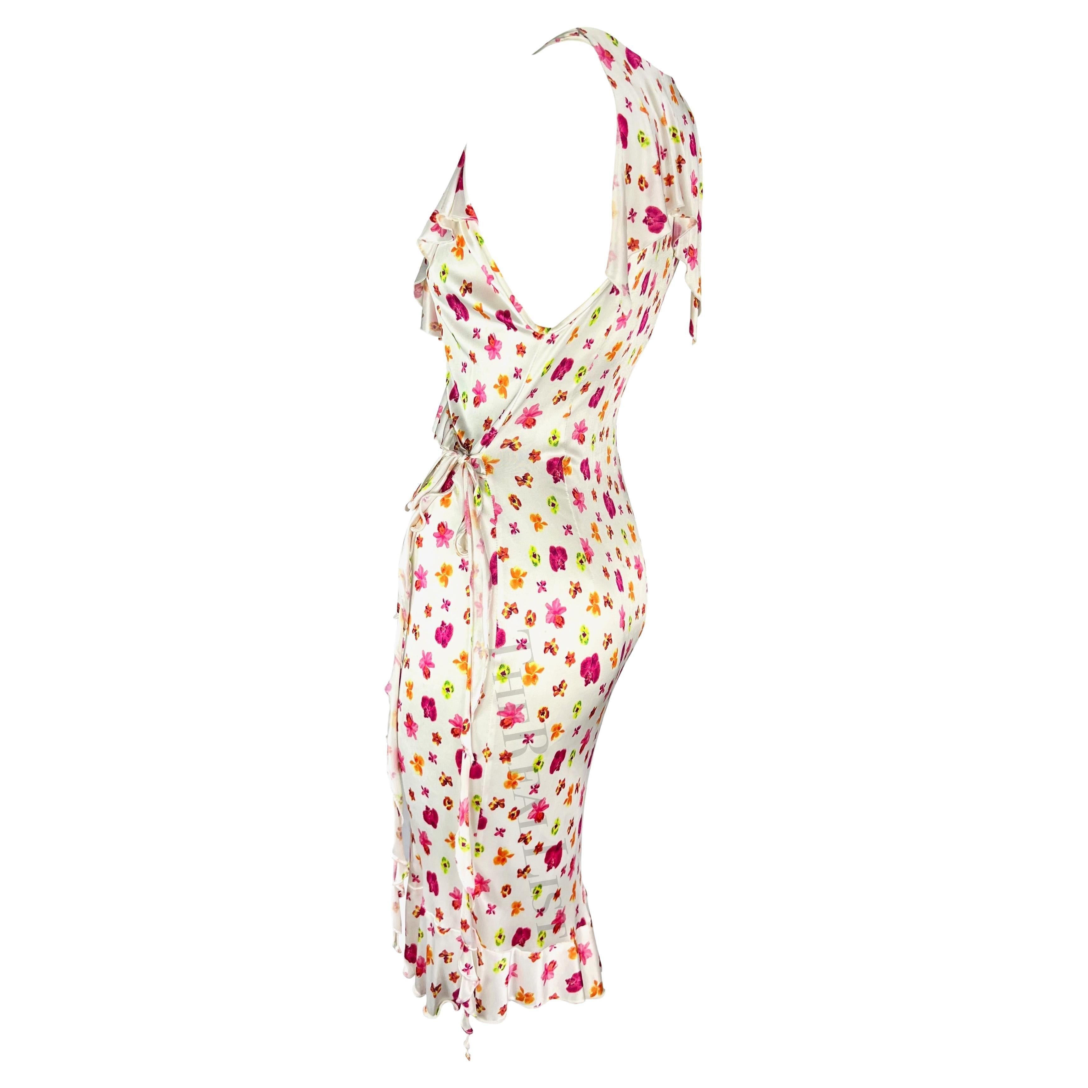 F/S 2004 Versace by Donatella Weißes Wickelkleid mit Rüschen und Orchideenmuster im Angebot 4