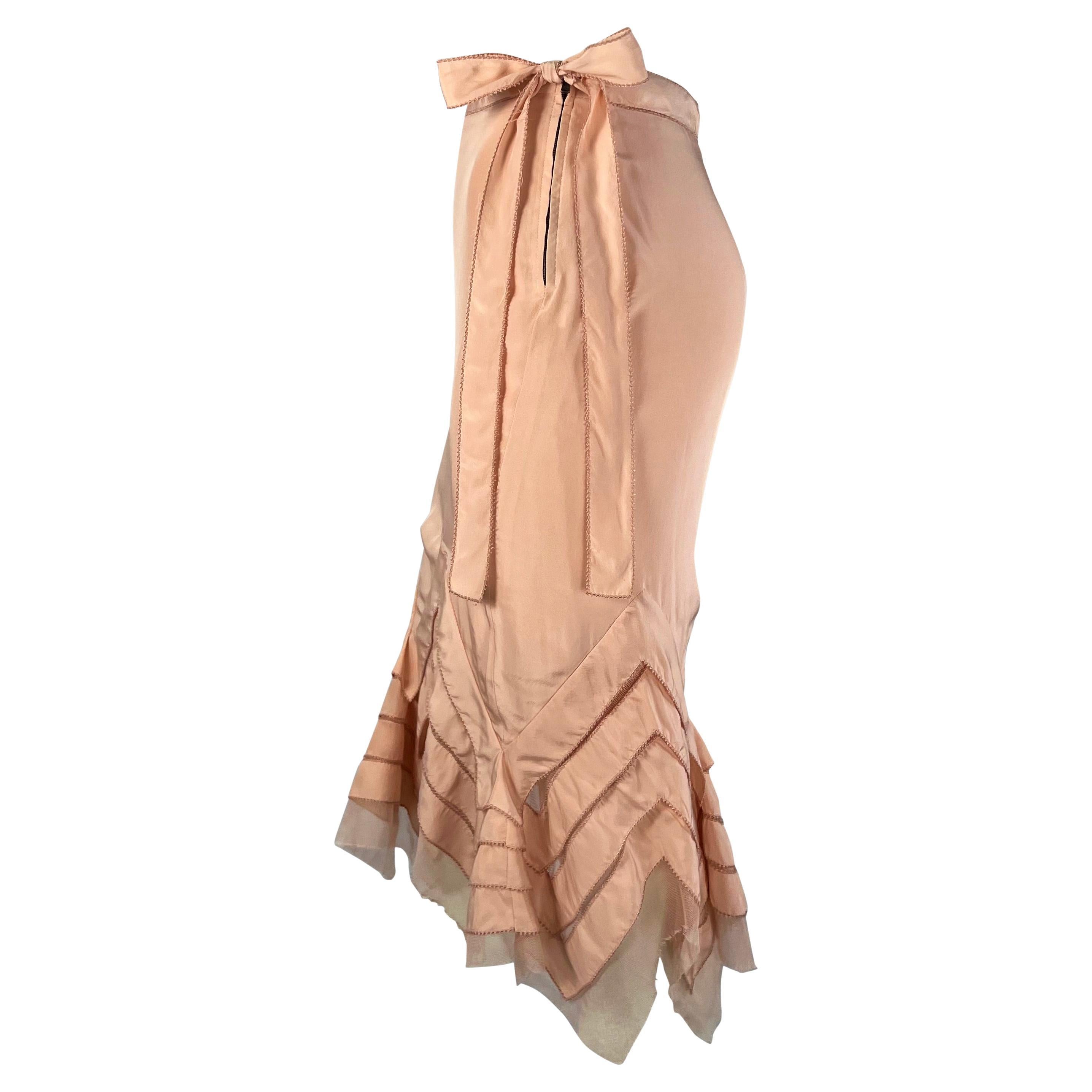 Collectional présente une rare jupe en satin de soie rose et ruban de tulle conçue par Tom Ford pour la collection printemps/été 2004 d'Yves Saint Laurent Rive Gauche. Cette pièce, qui fait partie de la dernière collection de printemps de Ford pour