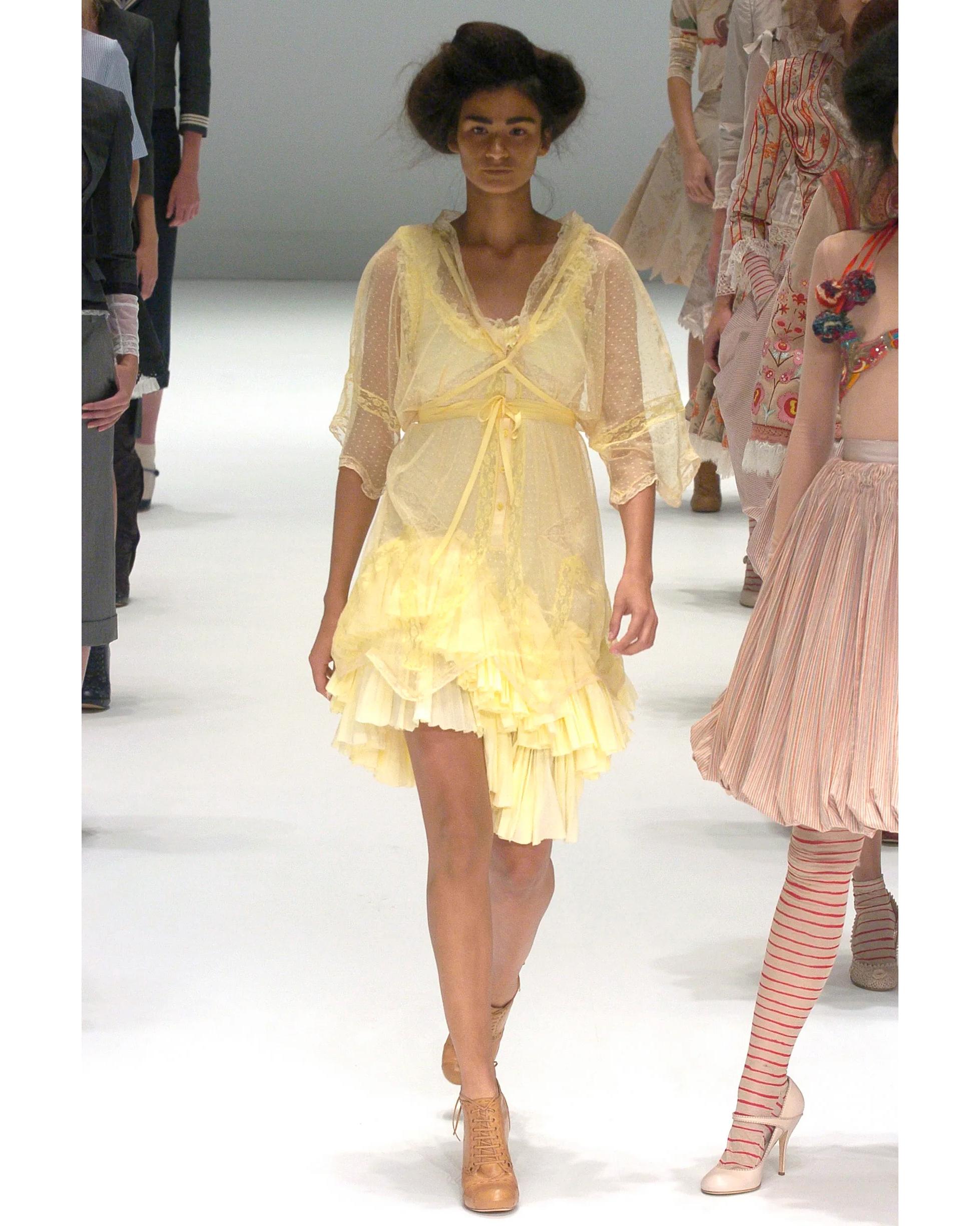 S/S 2005 Alexander McQueen (Lifetime) Pale Yellow Pleated and Lace Cotton Dress For Sale 2