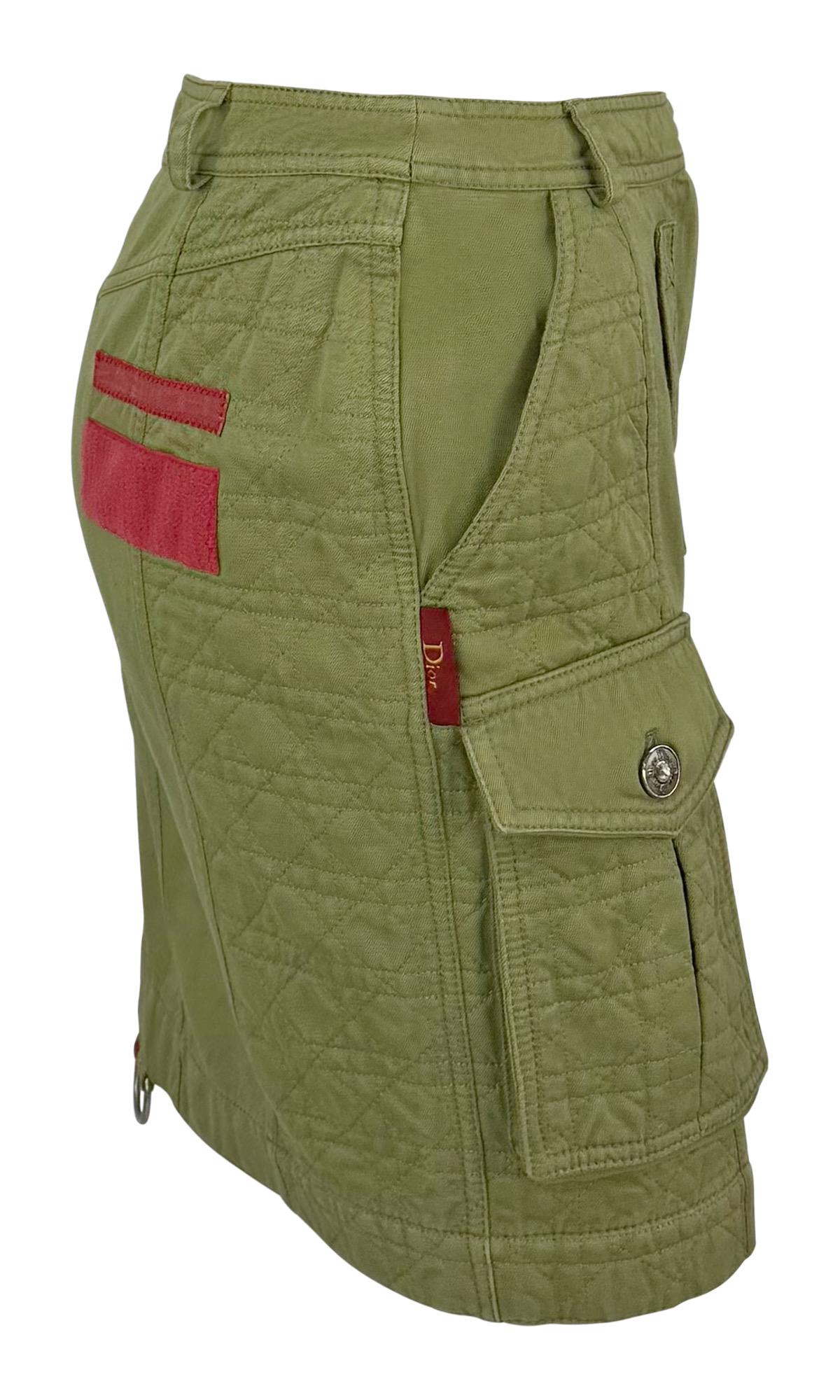 Dieser olivgrüne Cargo-Rock aus der Frühjahr/Sommer-Kollektion 2005 von John Galliano stammt aus der Feder von Christian Dior und zeichnet sich durch gesteppte Nähte, übergroße praktische Taschen und die charakteristischen D-Ringe aus. Akzentuiert