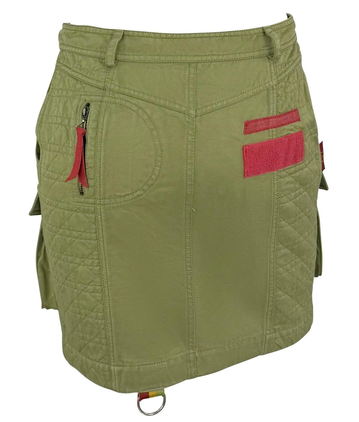 F/S 2005 Christian Dior by John Galliano Logo Gesteppter olivgrüner Cargo-Rock mit Logo (Braun) im Angebot