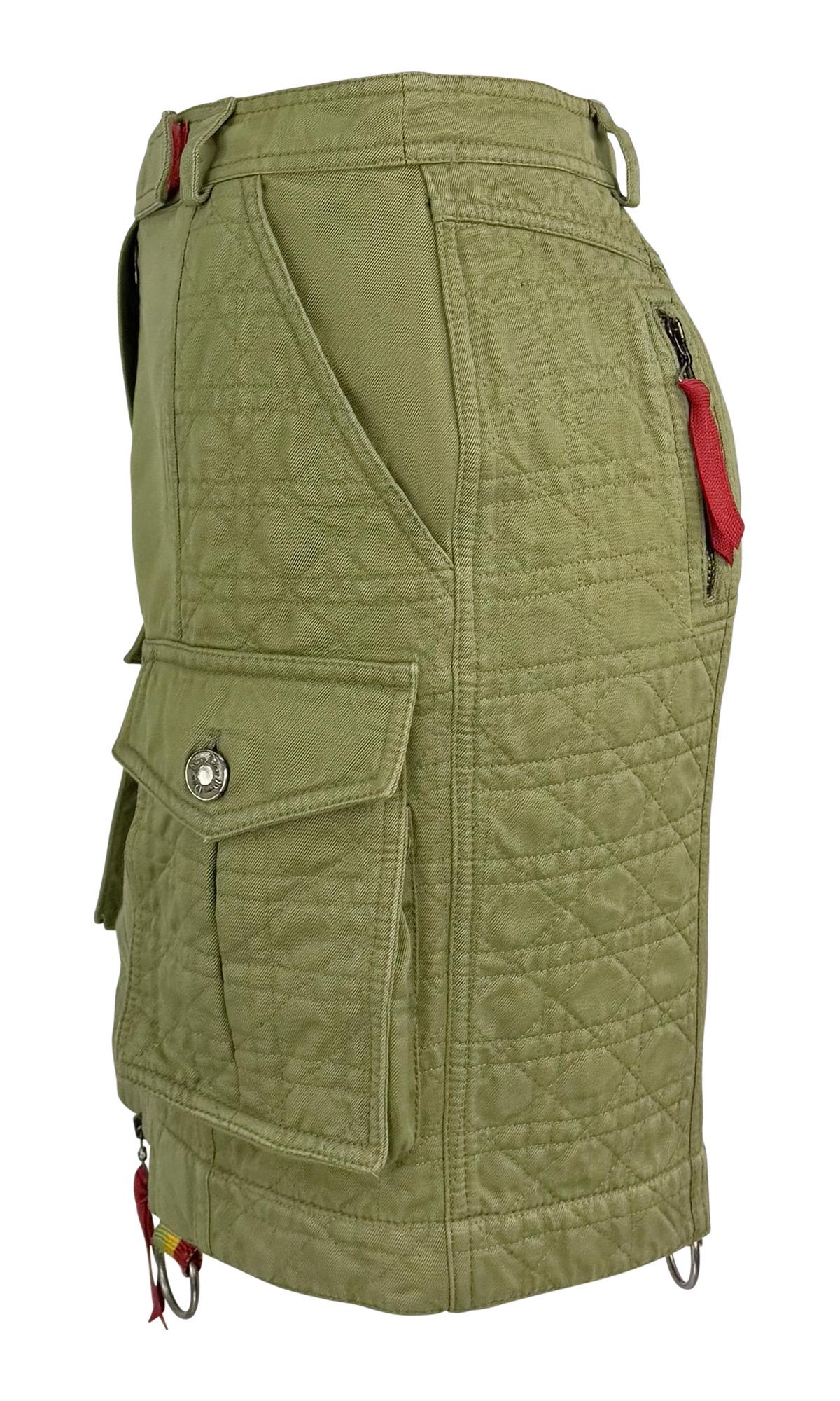 F/S 2005 Christian Dior by John Galliano Logo Gesteppter olivgrüner Cargo-Rock mit Logo im Zustand „Hervorragend“ im Angebot in West Hollywood, CA