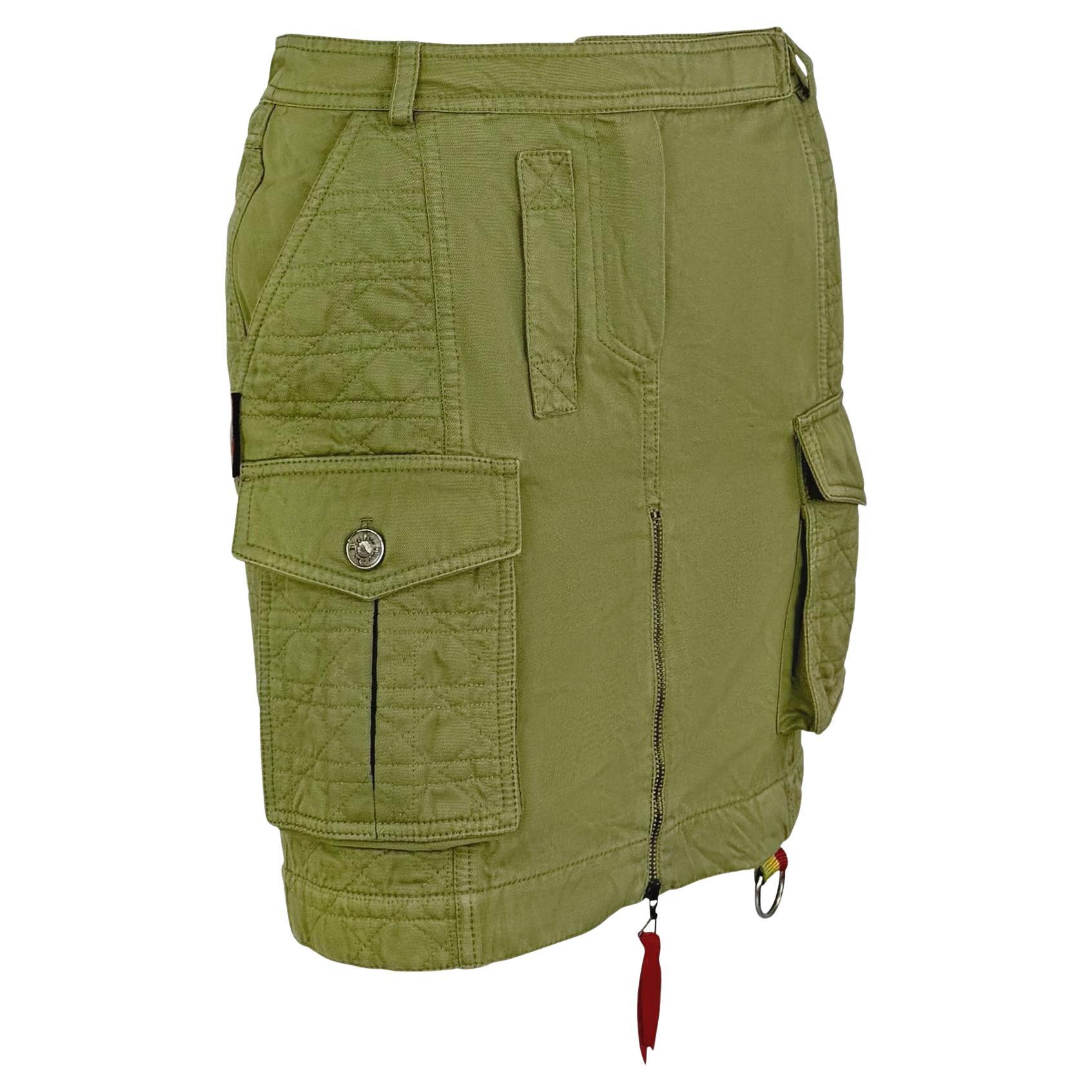 F/S 2005 Christian Dior by John Galliano Logo Gesteppter olivgrüner Cargo-Rock mit Logo im Angebot