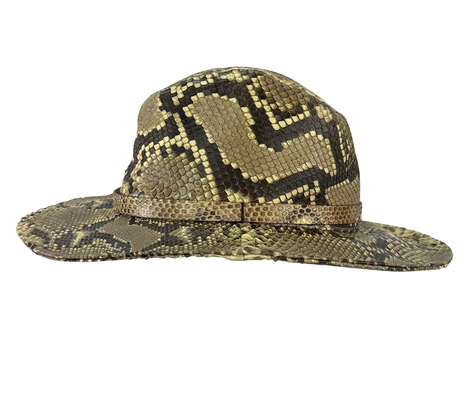 Cappello a tesa larga con fibbia e logo Dolce & Gabbana P/E 2005 in vero pitone In condizioni ottime in vendita a West Hollywood, CA